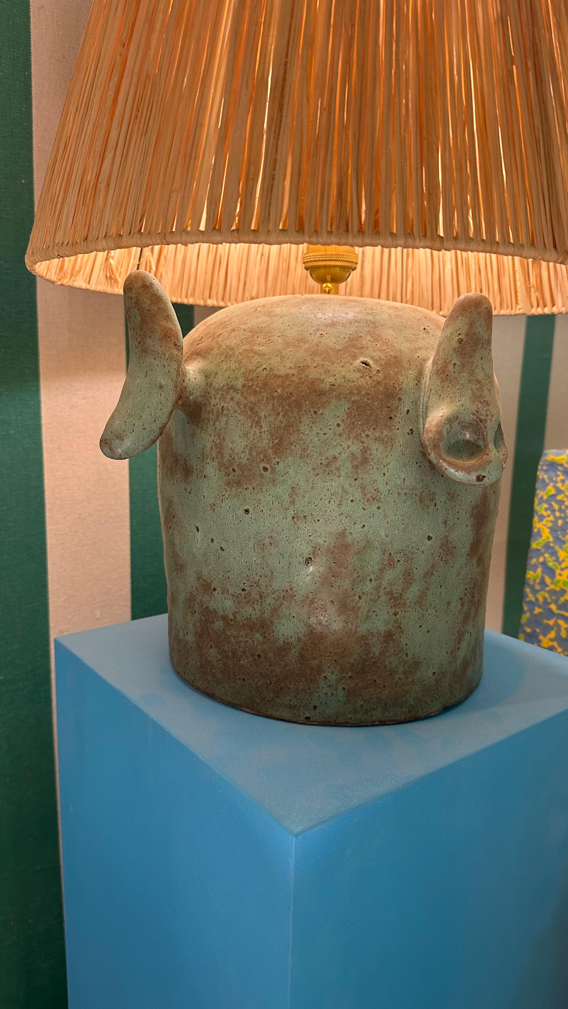 Saoudien Grande lampe de table en céramique Abat-jour en raphia vert bronze - Gandul en vente