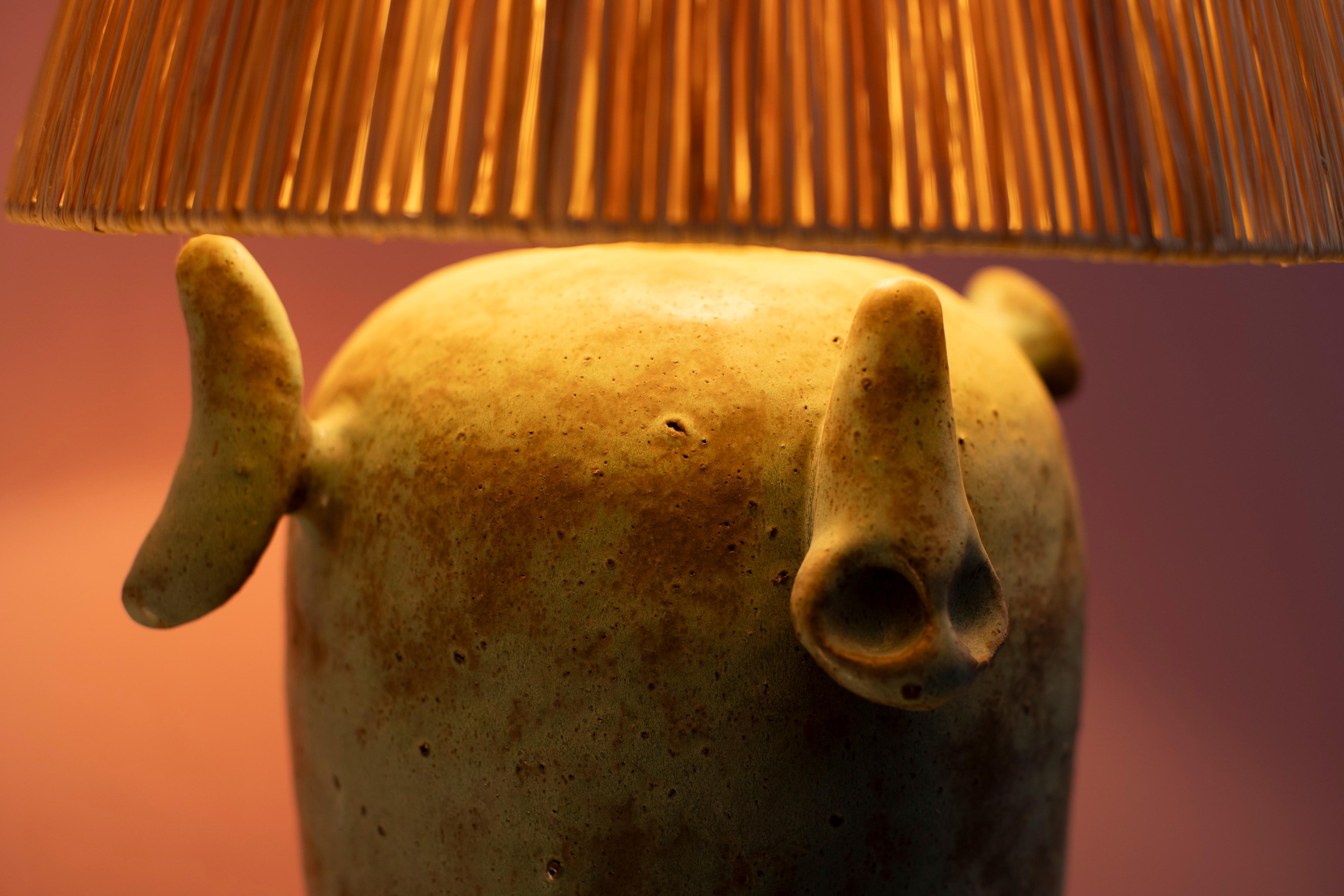 Rustique Grande lampe de table en céramique Abat-jour en raphia vert bronze - Gandul en vente