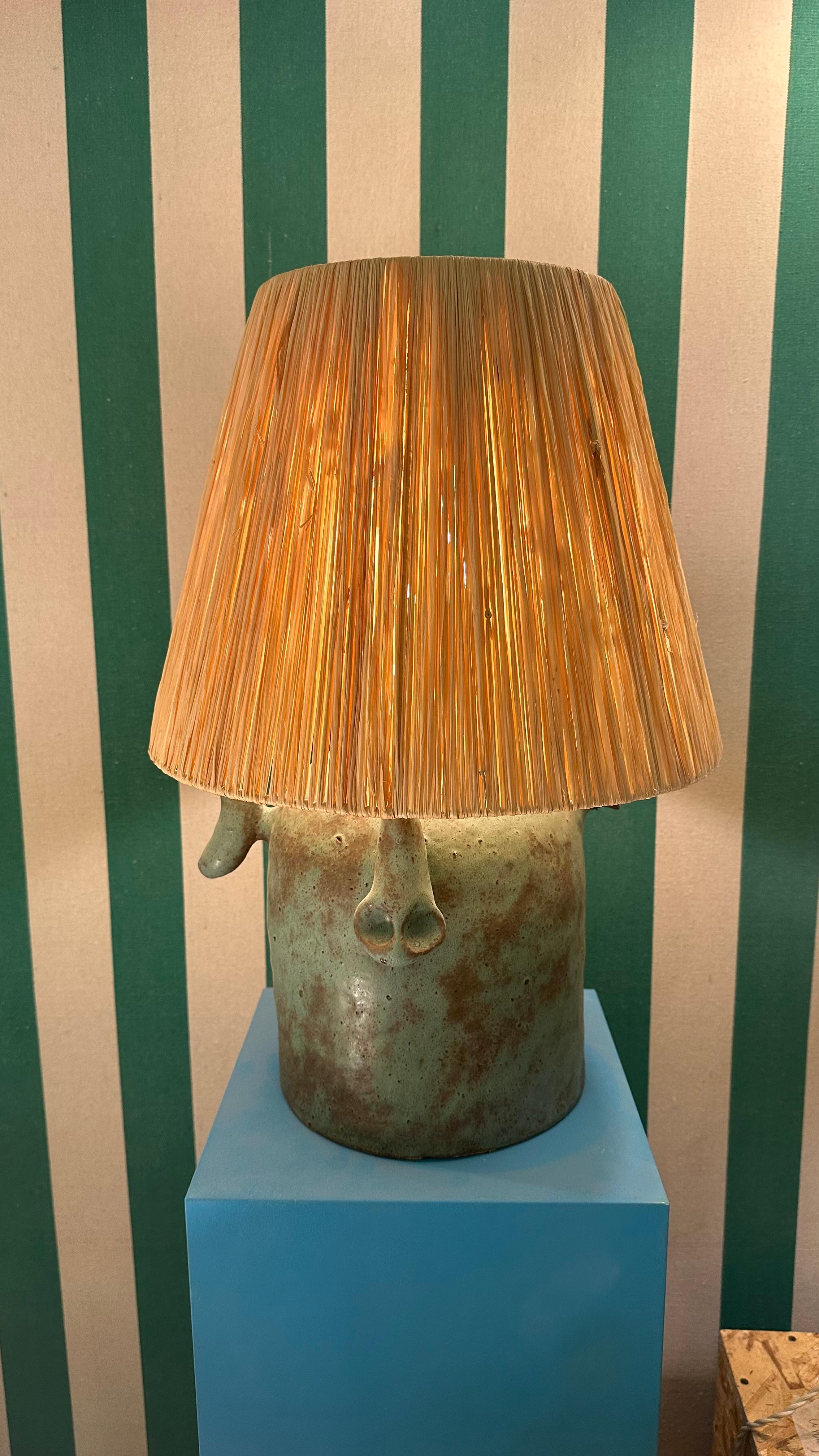 Vernissé Grande lampe de table en céramique Abat-jour en raphia vert bronze - Gandul en vente