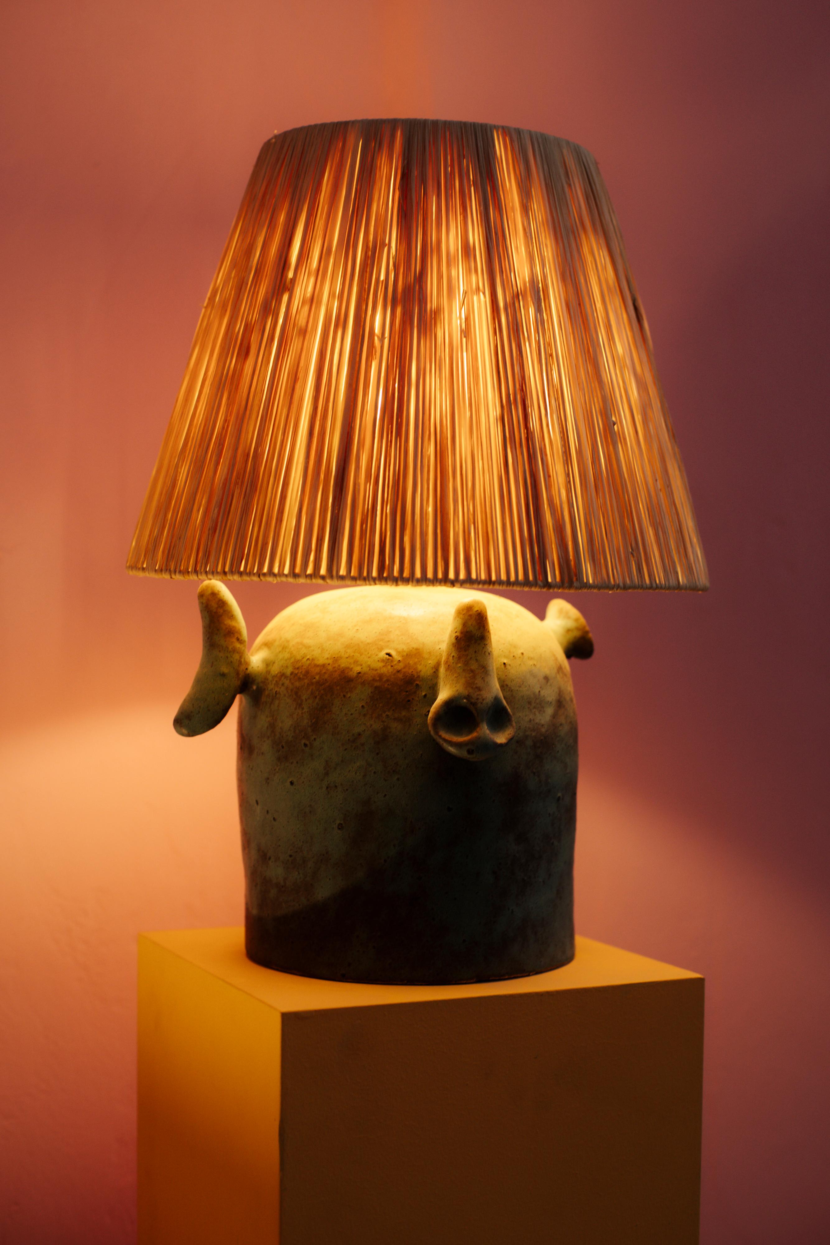 Saoudien Grande lampe de table en céramique Abat-jour en raphia vert bronze - Gandul en vente