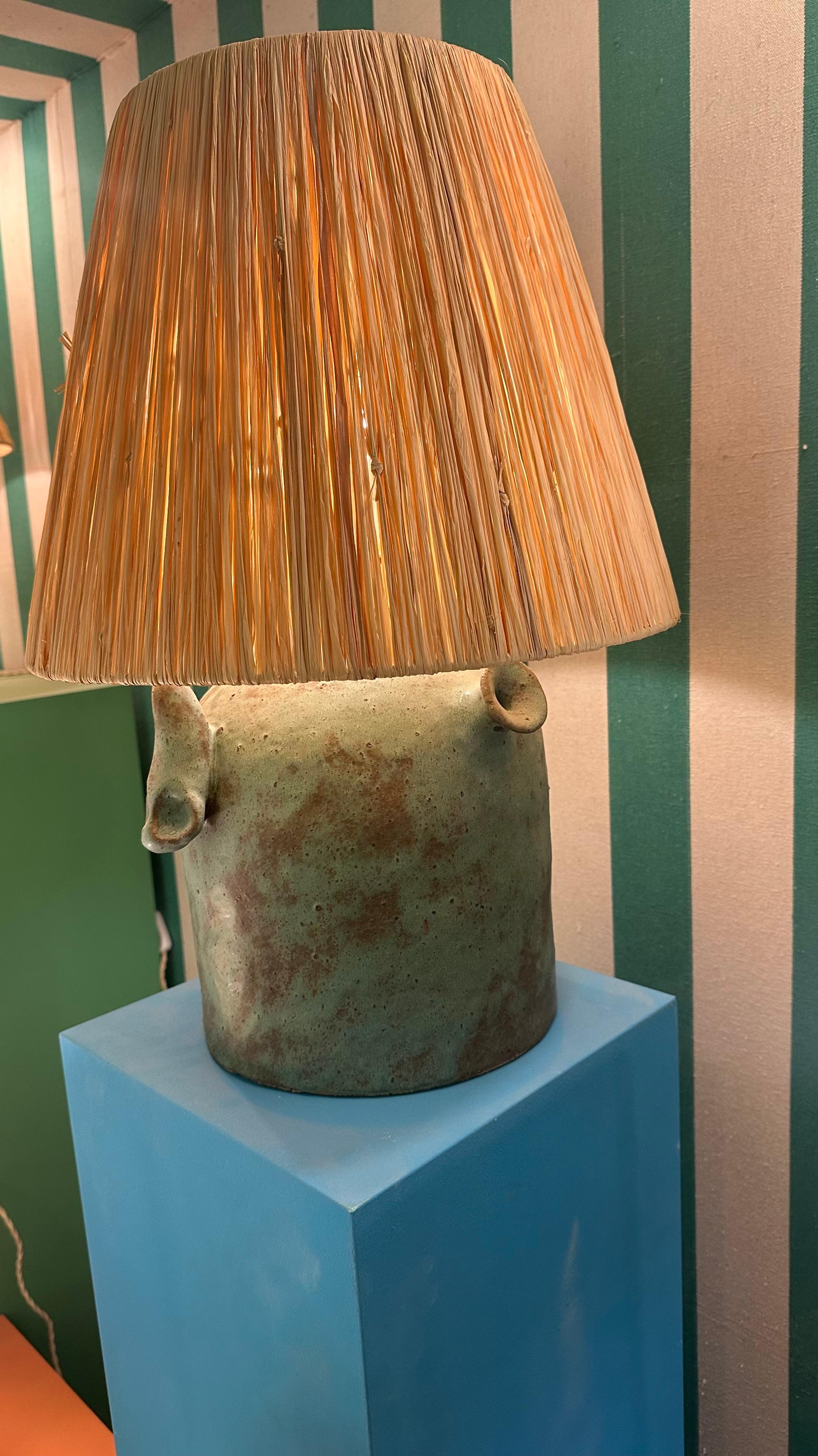 Grande lampe de table en céramique Abat-jour en raphia vert bronze - Gandul Neuf - En vente à الدرعية, SA