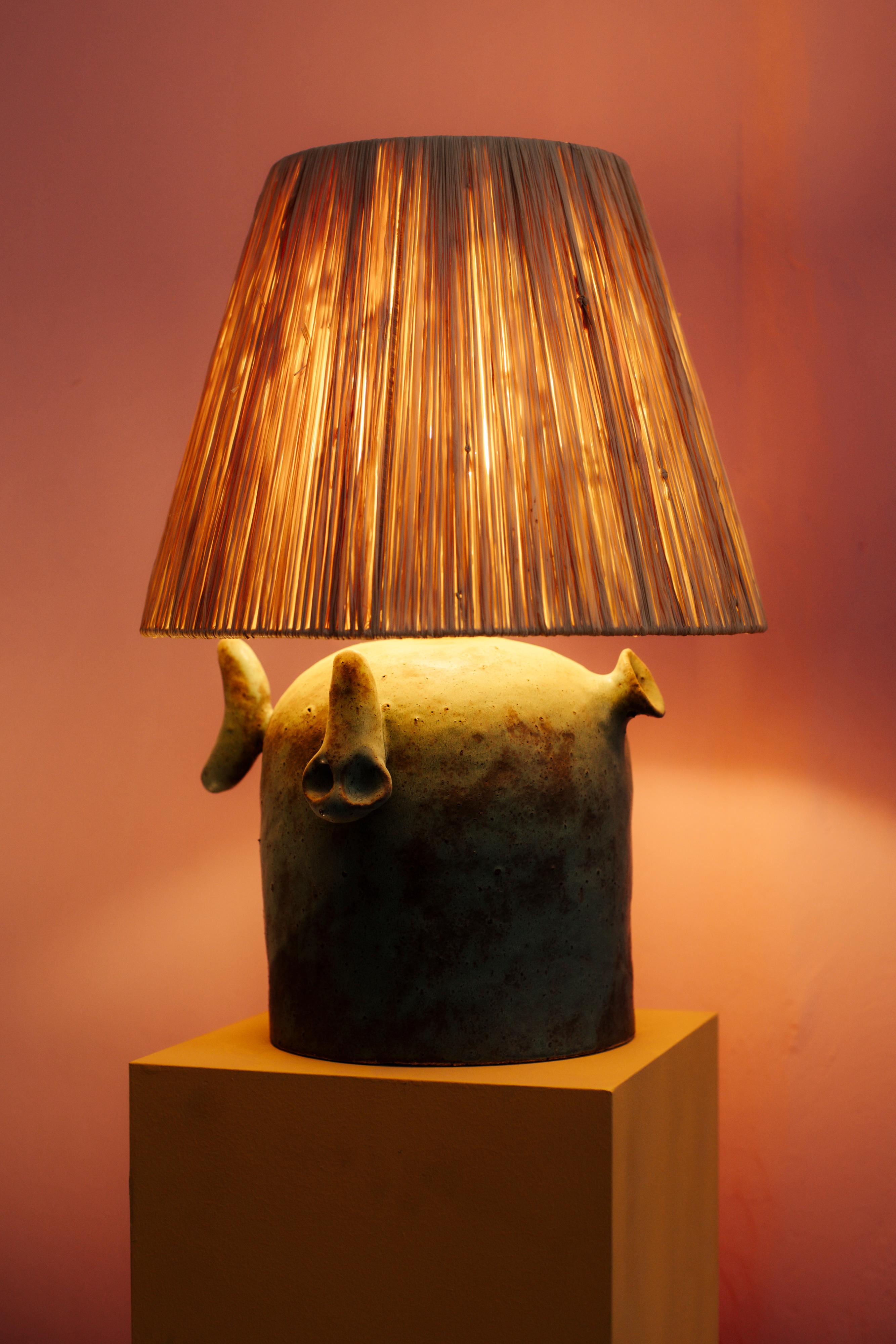 Vernissé Grande lampe de table en céramique Abat-jour en raphia vert bronze - Gandul en vente