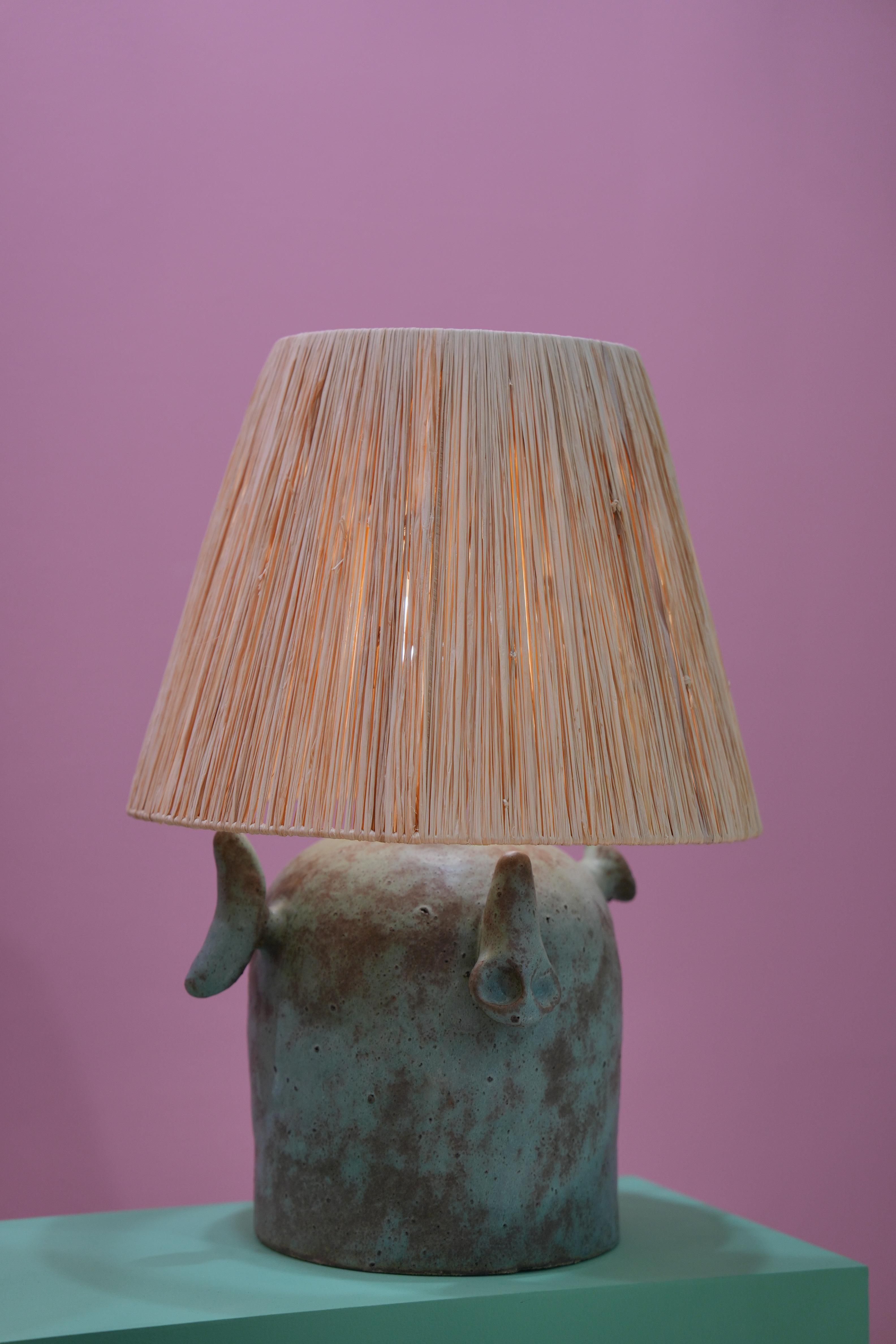 XXIe siècle et contemporain Grande lampe de table en céramique Abat-jour en raphia vert bronze - Gandul en vente
