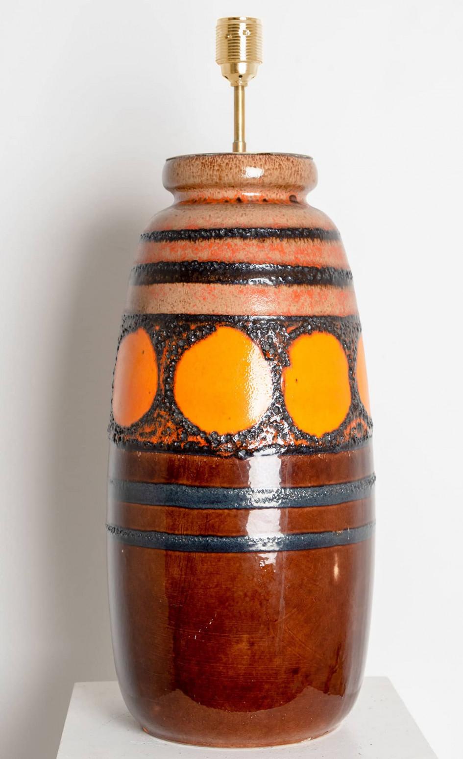 Rara lámpara de sobremesa grande de cerámica de la Alemania de finales del siglo XX. Pieza escultórica, realizada con elementos cerámicos hechos a mano en tonos marrones y naranjas. Con una pantalla especial hecha a medida por René Houben. Color
