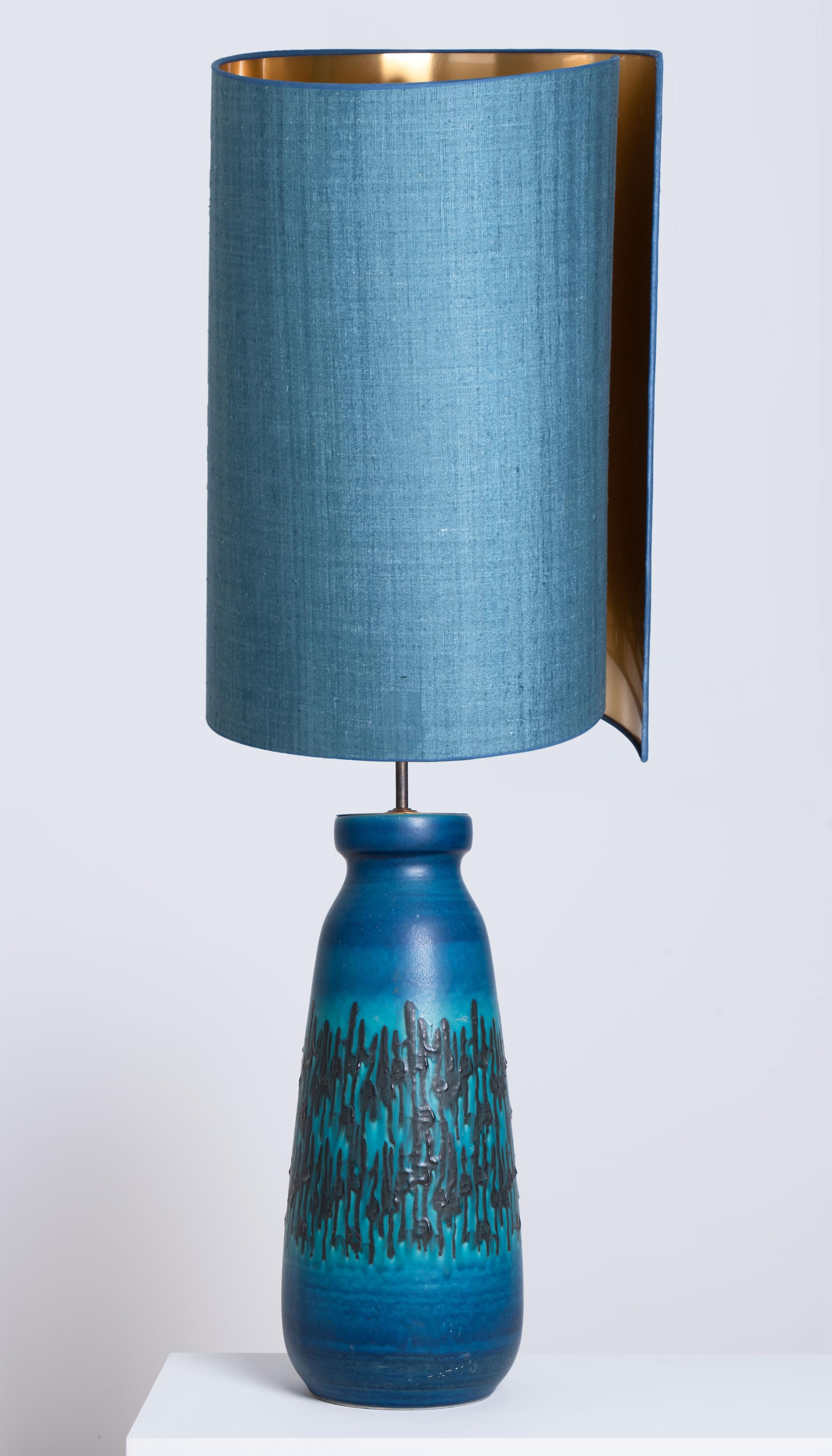 A rare large ceramic lamp, Denmark, 1960s. A sculptural high-end piece made of handmade ceramic in blue and grey tones. With a new matching custom made blue silk lamp shade by René Houben. With warm gold inner-shade. 

The lamp is in good vintage