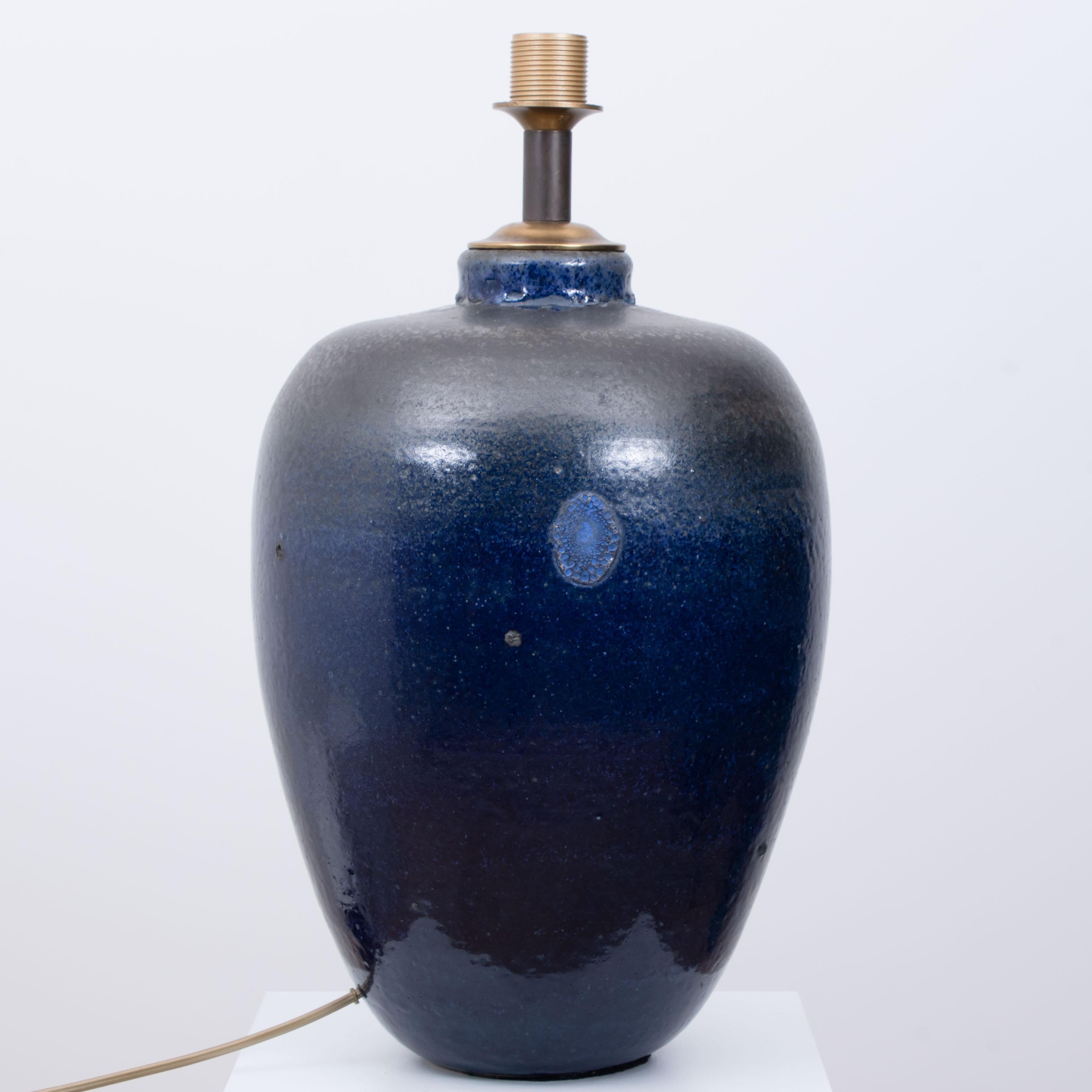 Grande lampe de table en céramique avec abat-jour en soie neuve fait sur mesure René Houben, années 1960 en vente 7