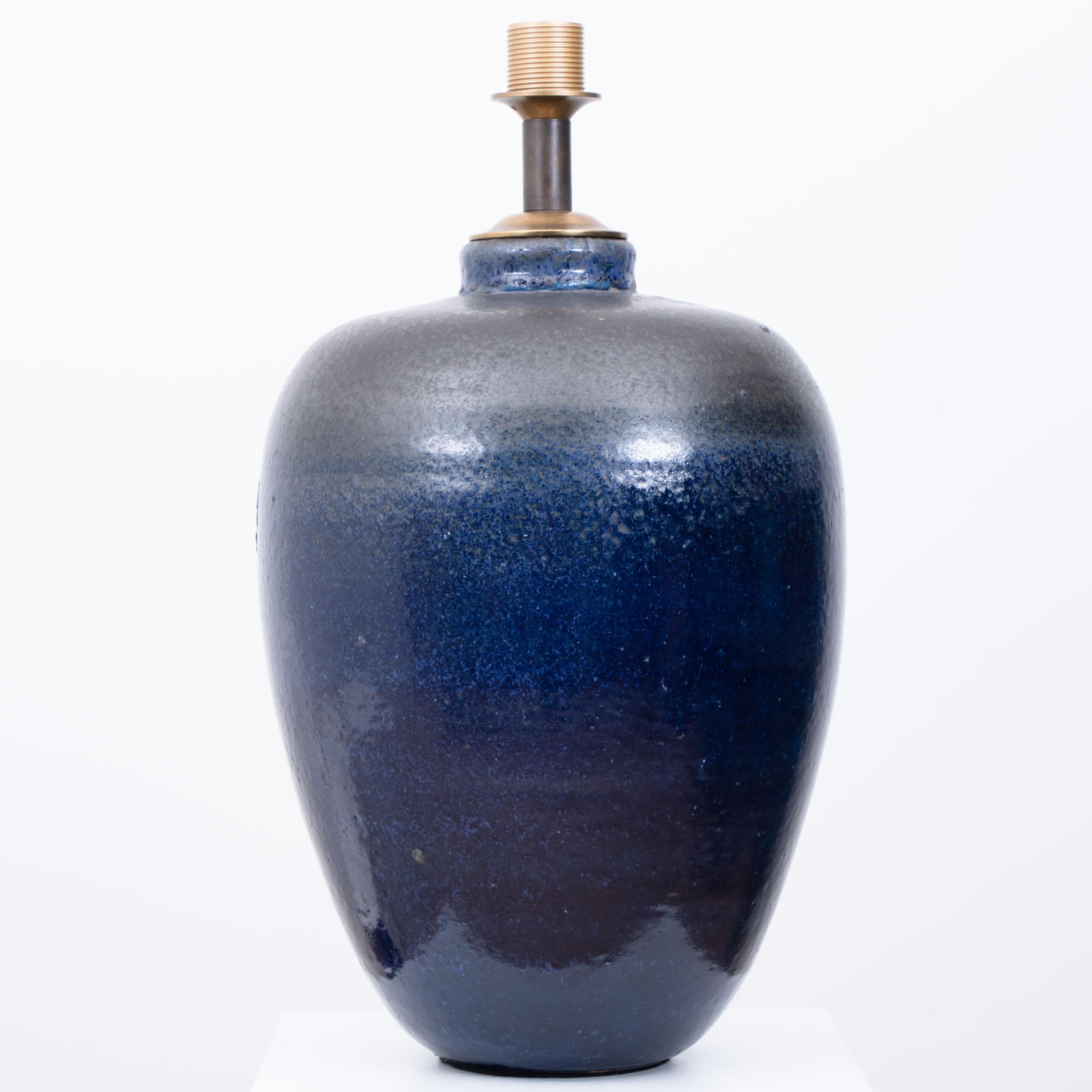 20ième siècle Grande lampe de table en céramique avec abat-jour en soie neuve fait sur mesure René Houben, années 1960 en vente