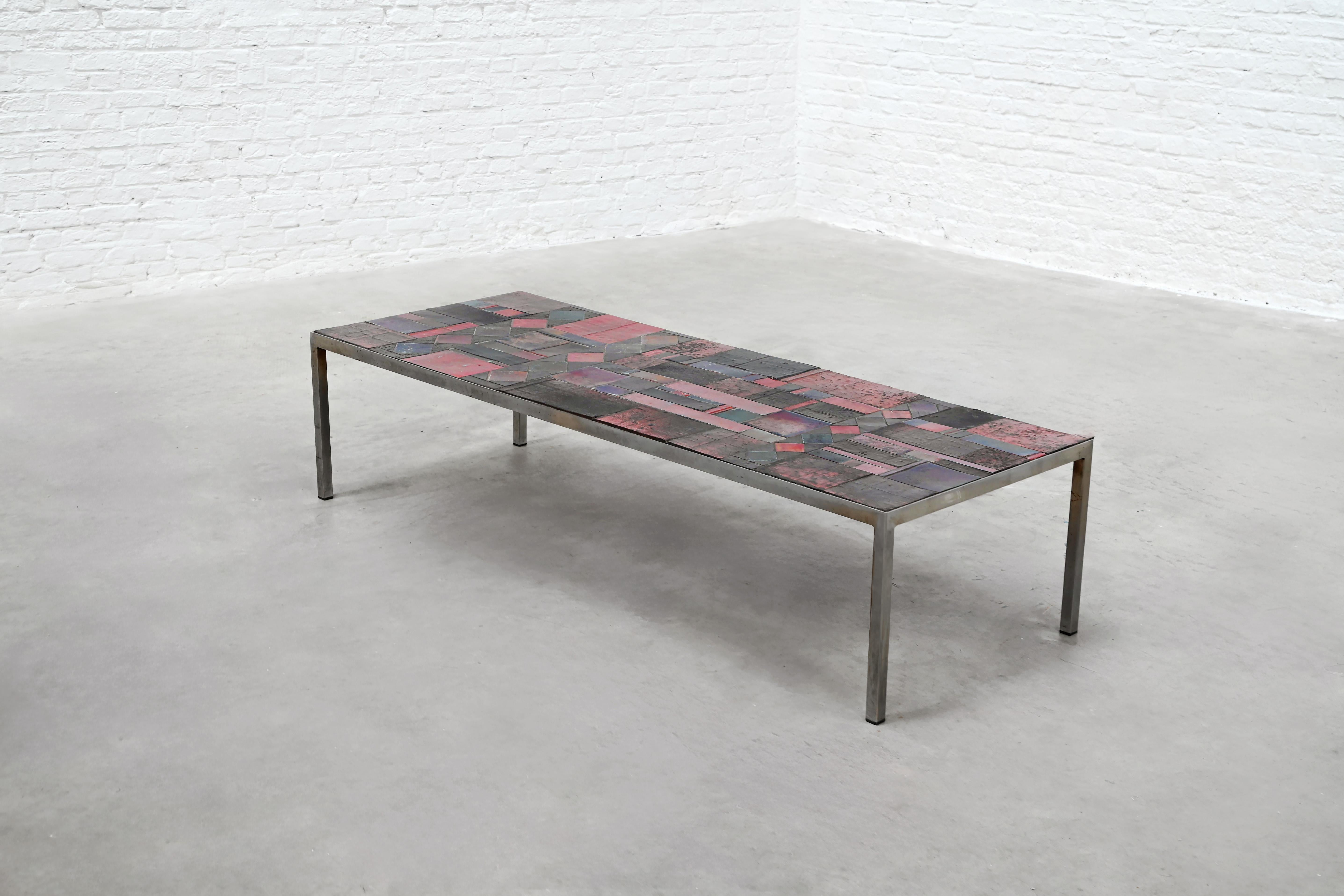 Gran mesa de centro de mediados de siglo del atelier belga Pia Manu, con un tablero de azulejos de cerámica hechos a mano sobre una base metálica minimalista. Los azulejos esmaltados individualmente crean un sutil juego de texturas y tonos,