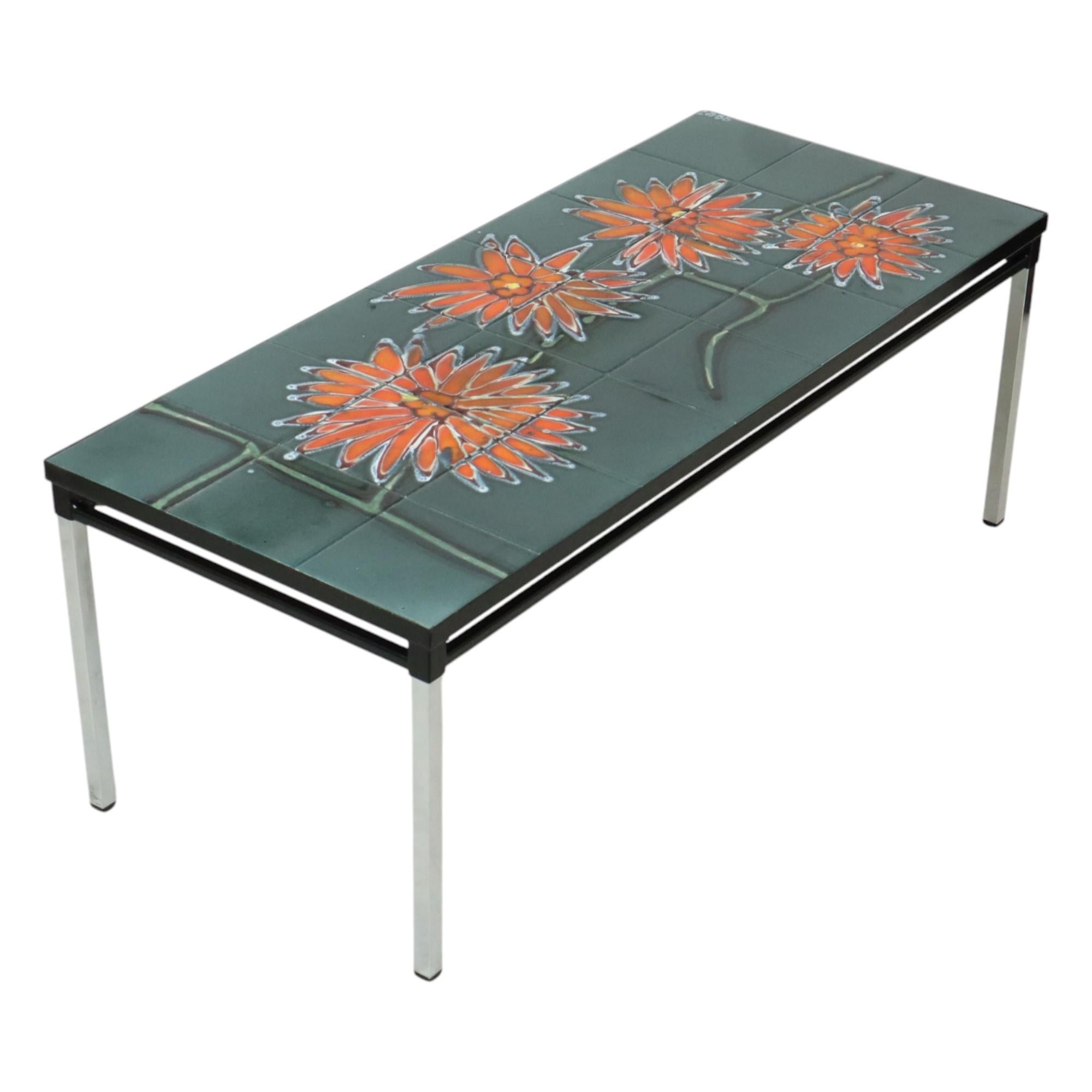 Großer Vintage-Keramikfliesentisch, Beistelltisch mit 21 glasierten Fliesen und einem abstrakten Bild von orangefarbenen Blumen auf blauem Hintergrund, von Juliette Belarti für Adri, belgisches Design aus den 60er Jahren.

Wunderschöner Tisch mit