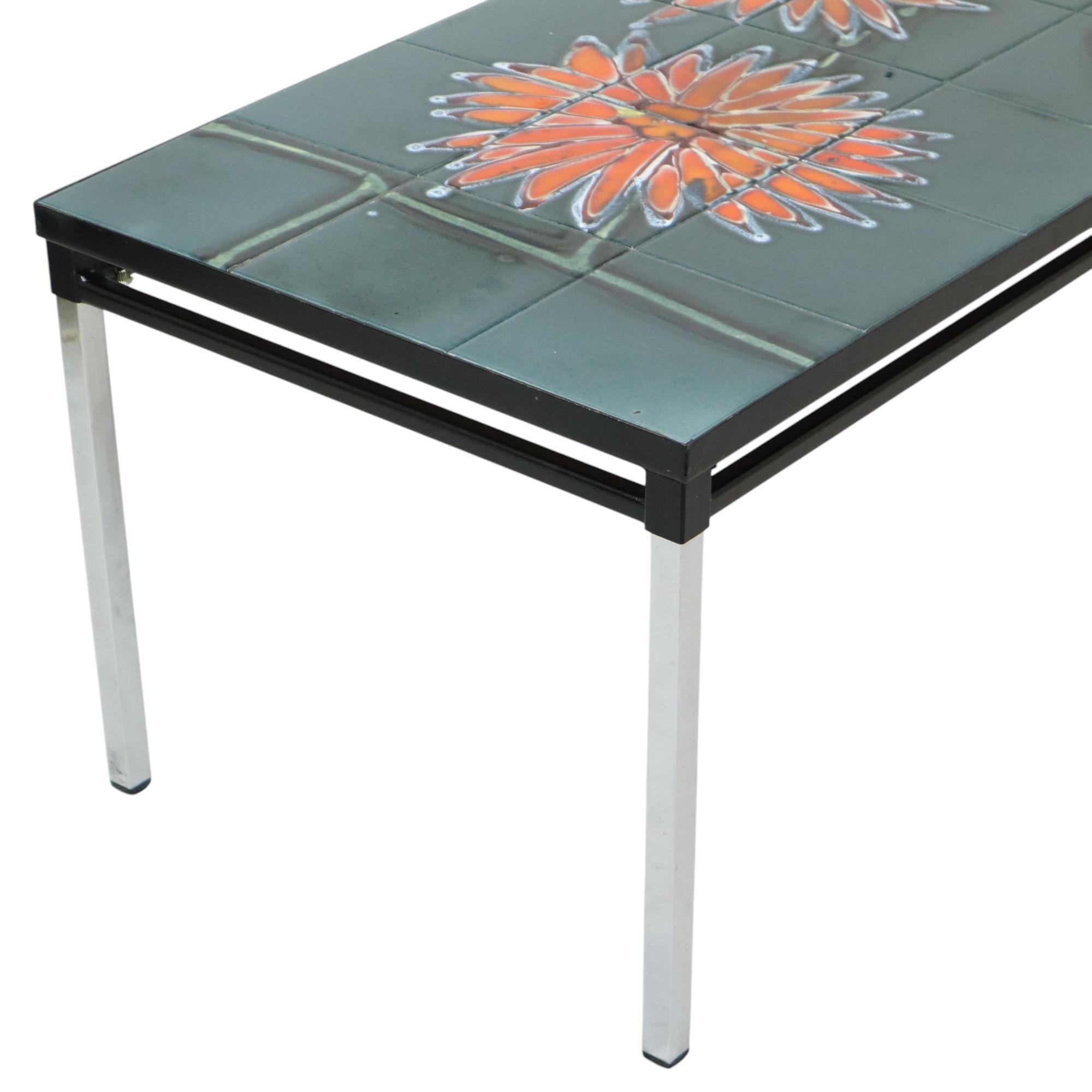 Großer Keramikfliesentisch Adri Belarti Orange Blumen abstrakt 109cm (Space Age) im Angebot