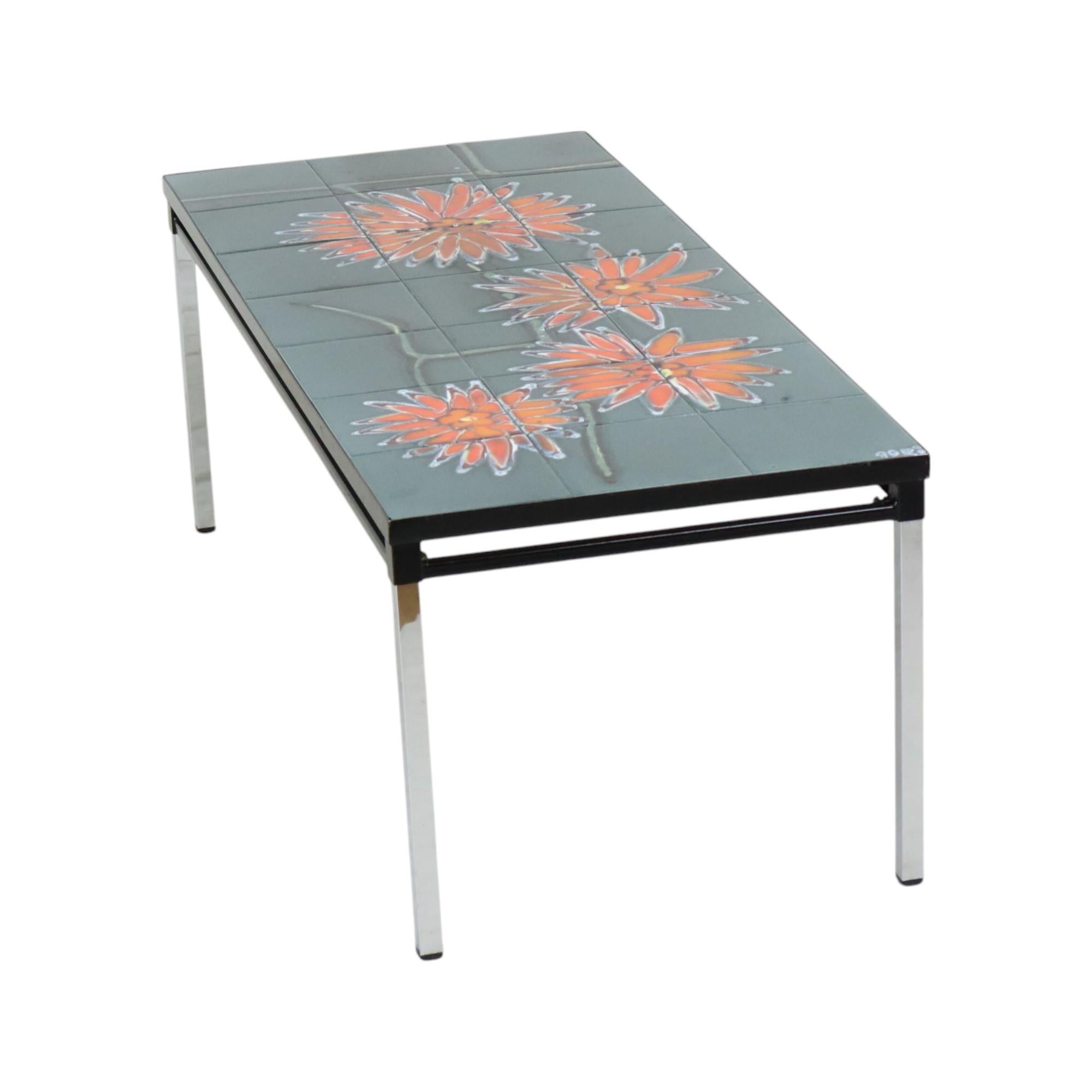Großer Keramikfliesentisch Adri Belarti Orange Blumen abstrakt 109cm (Mitte des 20. Jahrhunderts) im Angebot