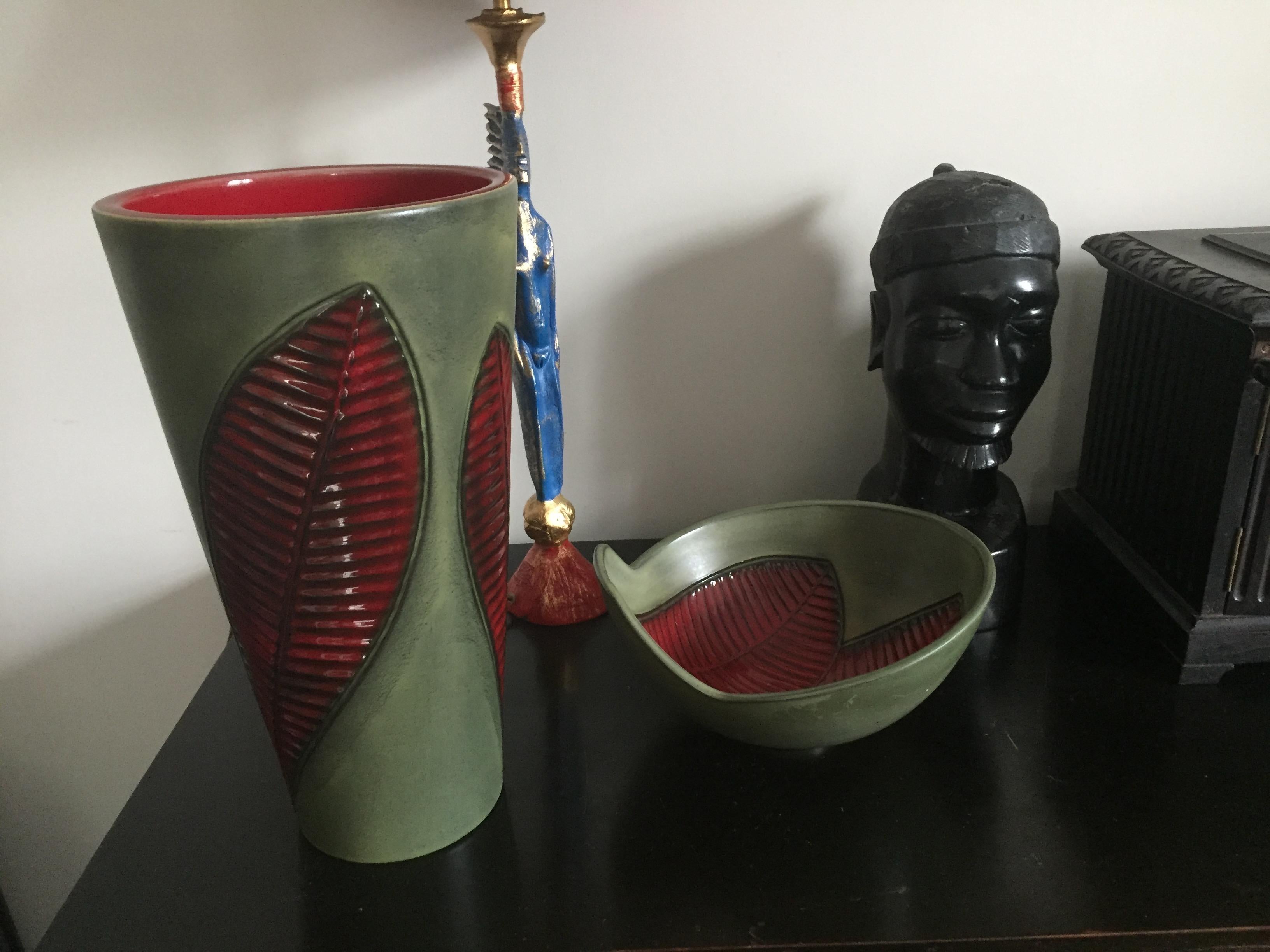 Large glazed ceramic exchanger vase with red lanceolate leaves on a green background.
Height 39 cm
Ceramic cup Elchinger Vallauris circa 1950
outside green inside red leaf.
Width 26 cm
Height 13 cm.