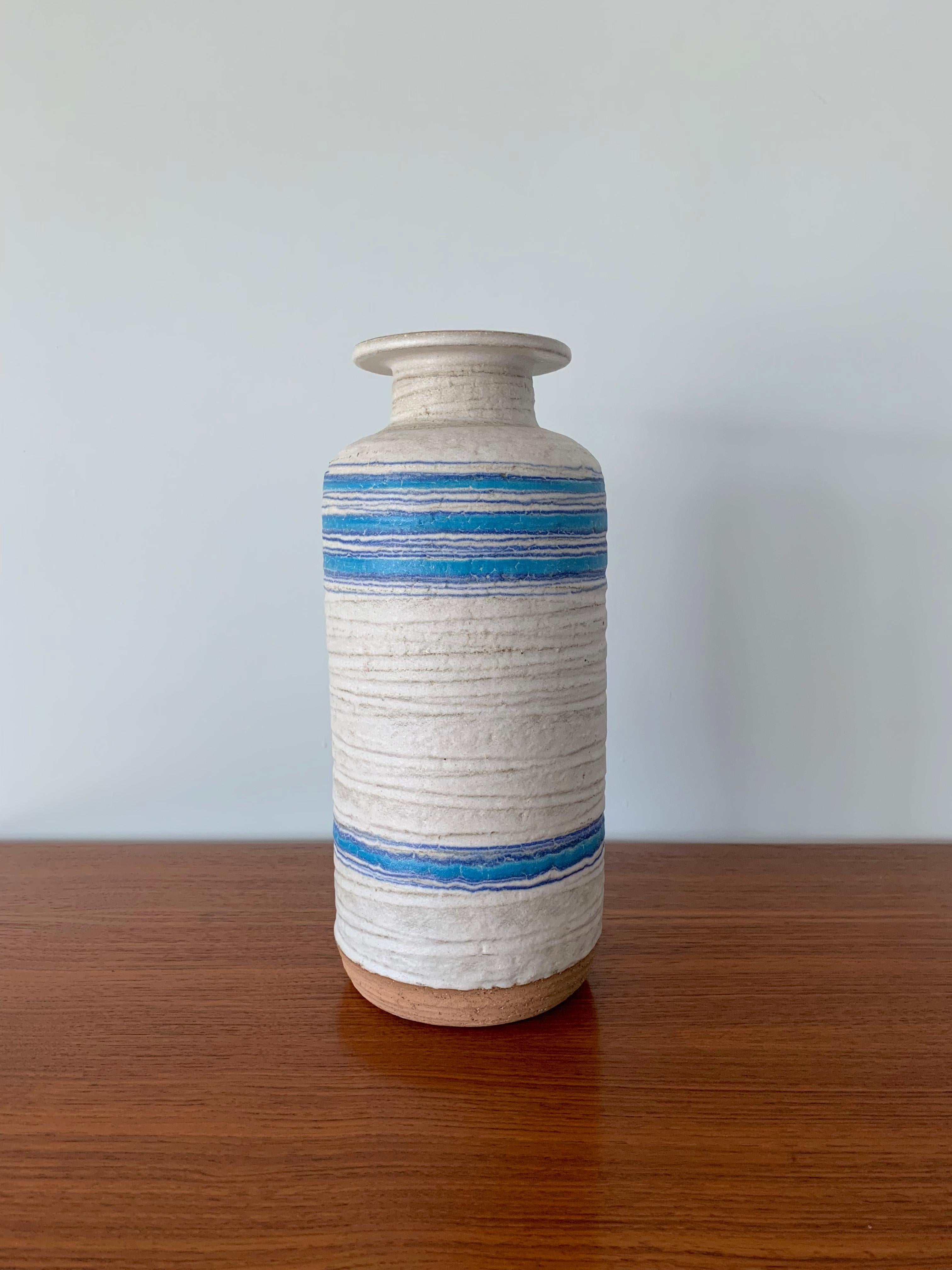 Large ceramic vase by Bitossi for Rosenthal Netter.
Thick off-white and blue glaze in the manner of Guido Gambone,
circa 1960.
Labeled.
Mint condition.
