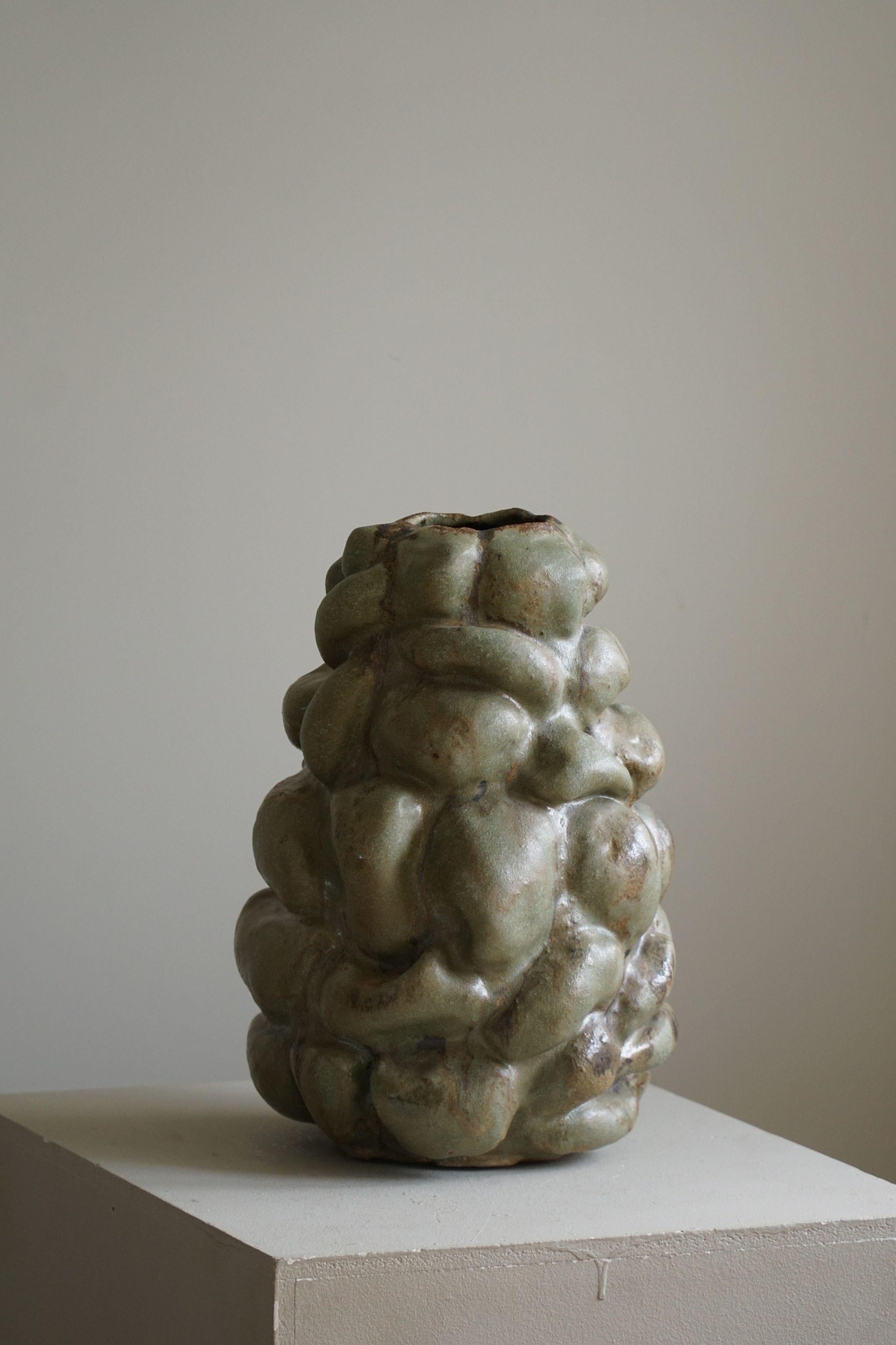 Grand vase en céramique de l'artiste danois Ole Victor, 2021 en vente 1
