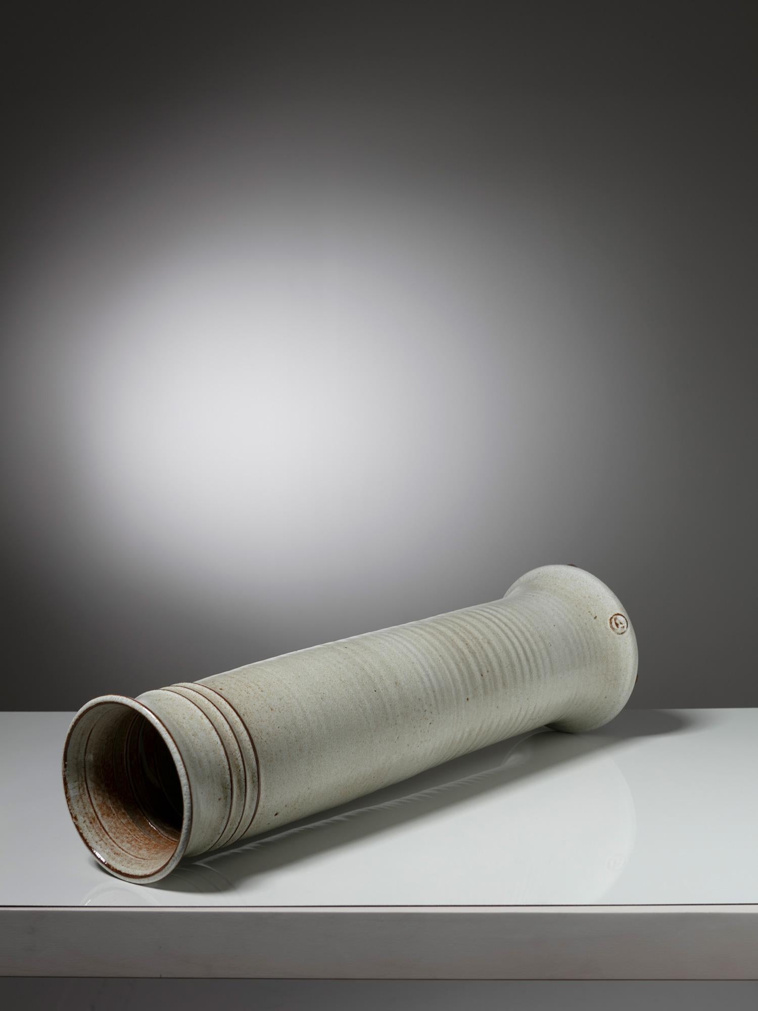 Raro vaso di Giancarlo Scapin prodotto dal suo laboratorio Laboratornio.
Pezzo alto a forma di cilindro con finitura superficiale calda 