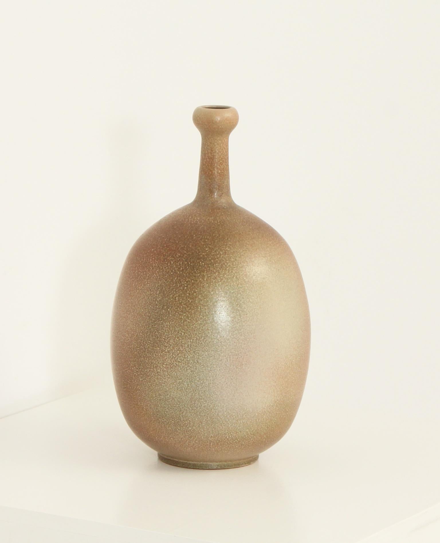 Gran jarrón de cerámica de Joan Serra, España, años 60. Cerámica esmaltada con degradados en tonos marrones. 