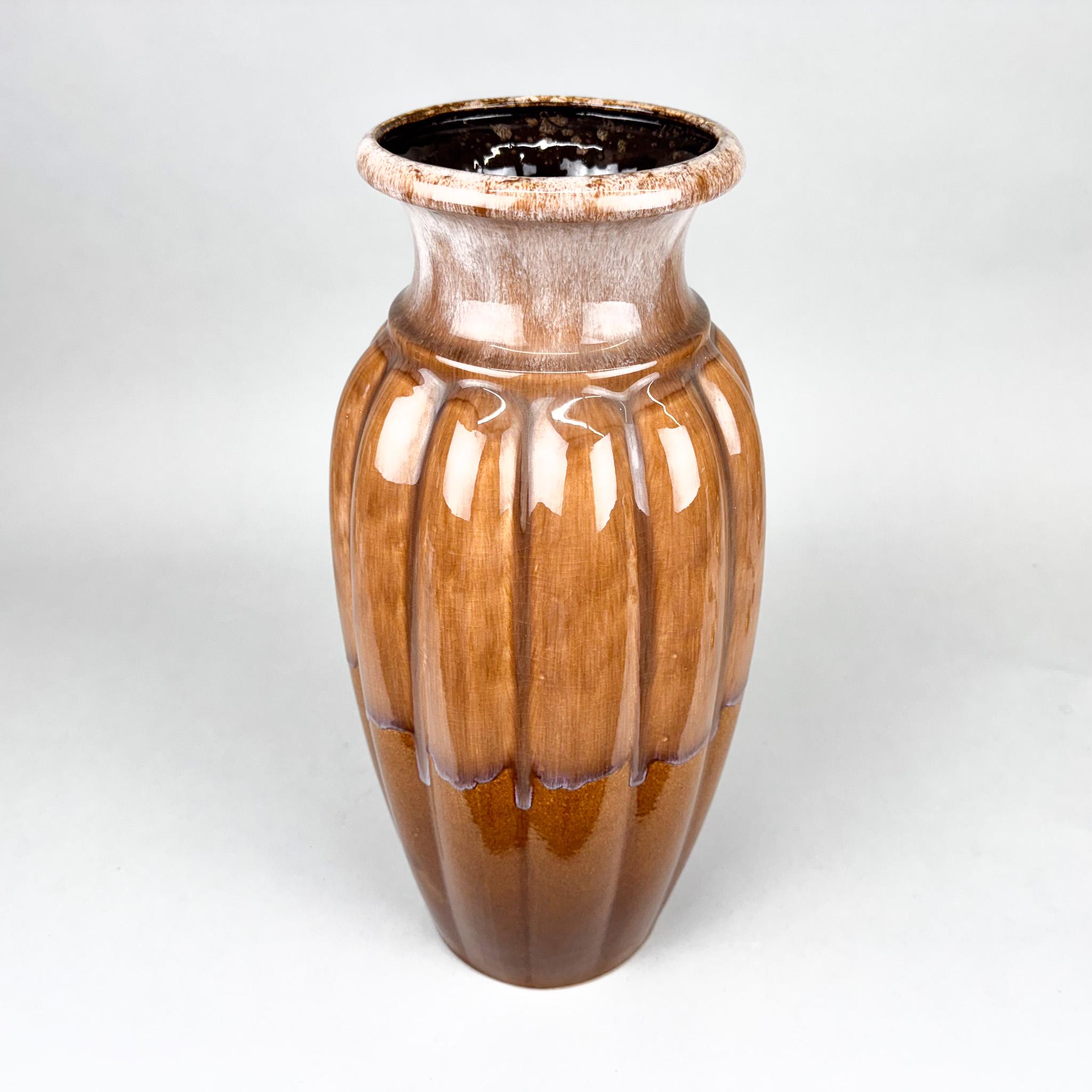 Grande vaso in ceramica smaltata / vaso da terra prodotto in Germania da Scheurich Keramik negli anni '60. Condizioni vintage molto buone.

