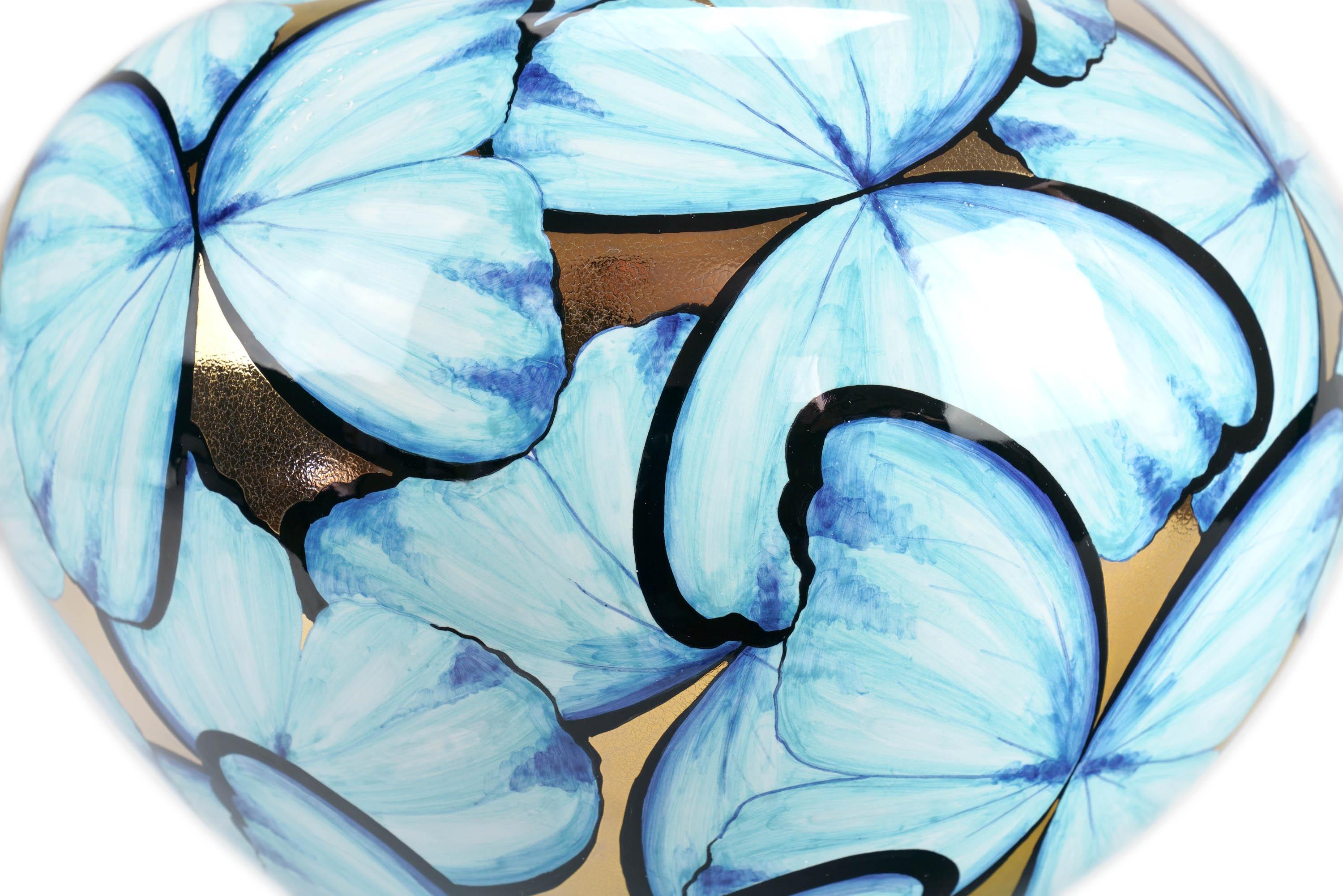 Moderne Grand vase en céramique bleu clair peint à la main, Lustre en or 24 carats, Italie en vente