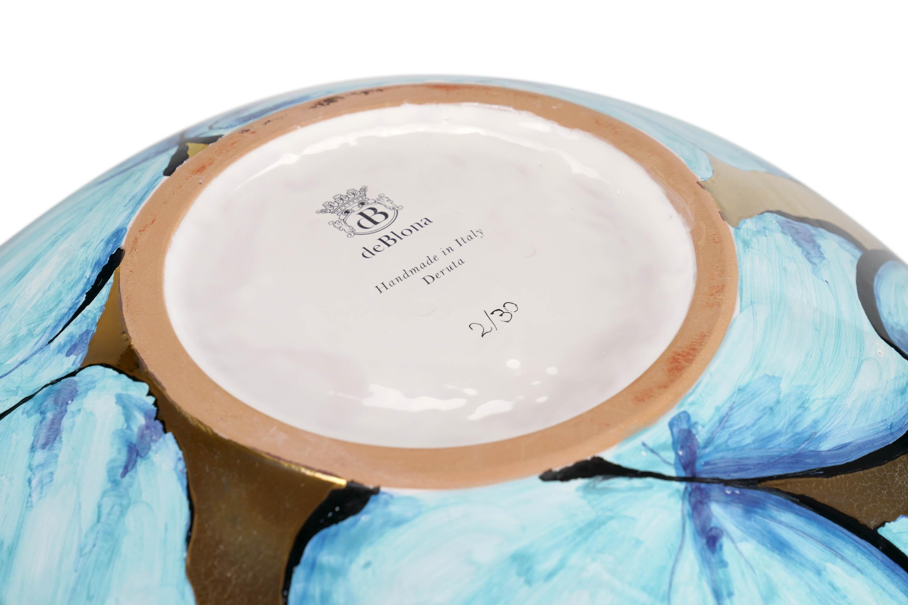 italien Grand vase en céramique bleu clair peint à la main, Lustre en or 24 carats, Italie en vente
