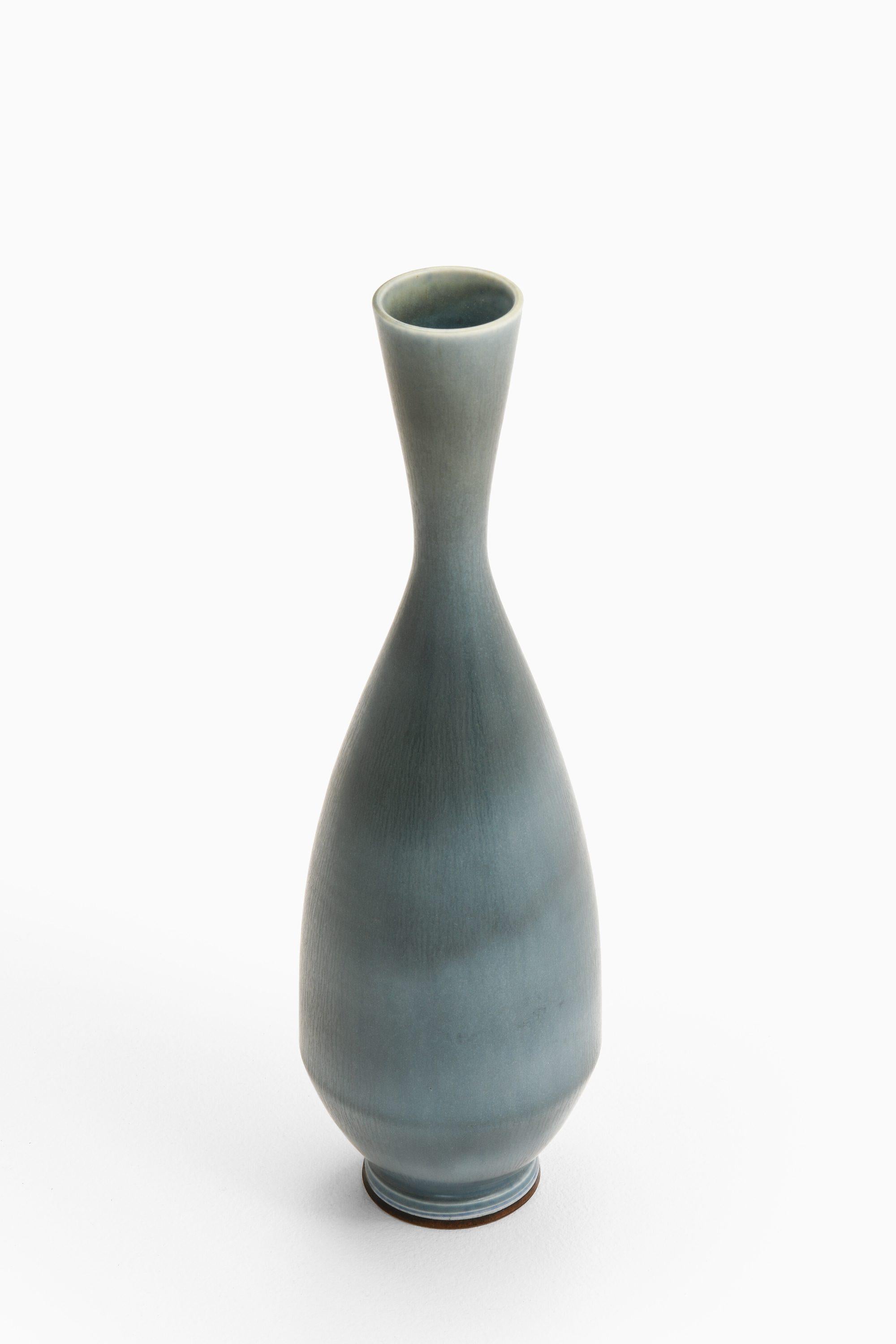 Große Keramikvase mit Hasenfellglasur von Berndt Friberg, 1966

Zusätzliche Informationen:
MATERIAL: Hasenfellglasur, Keramik
Stil: Mitte des Jahrhunderts, Skandinavien
Produziert von Gustavsberg in Schweden
Abmessungen (B x T x H): 9,5 x 9,5 x 32 cm