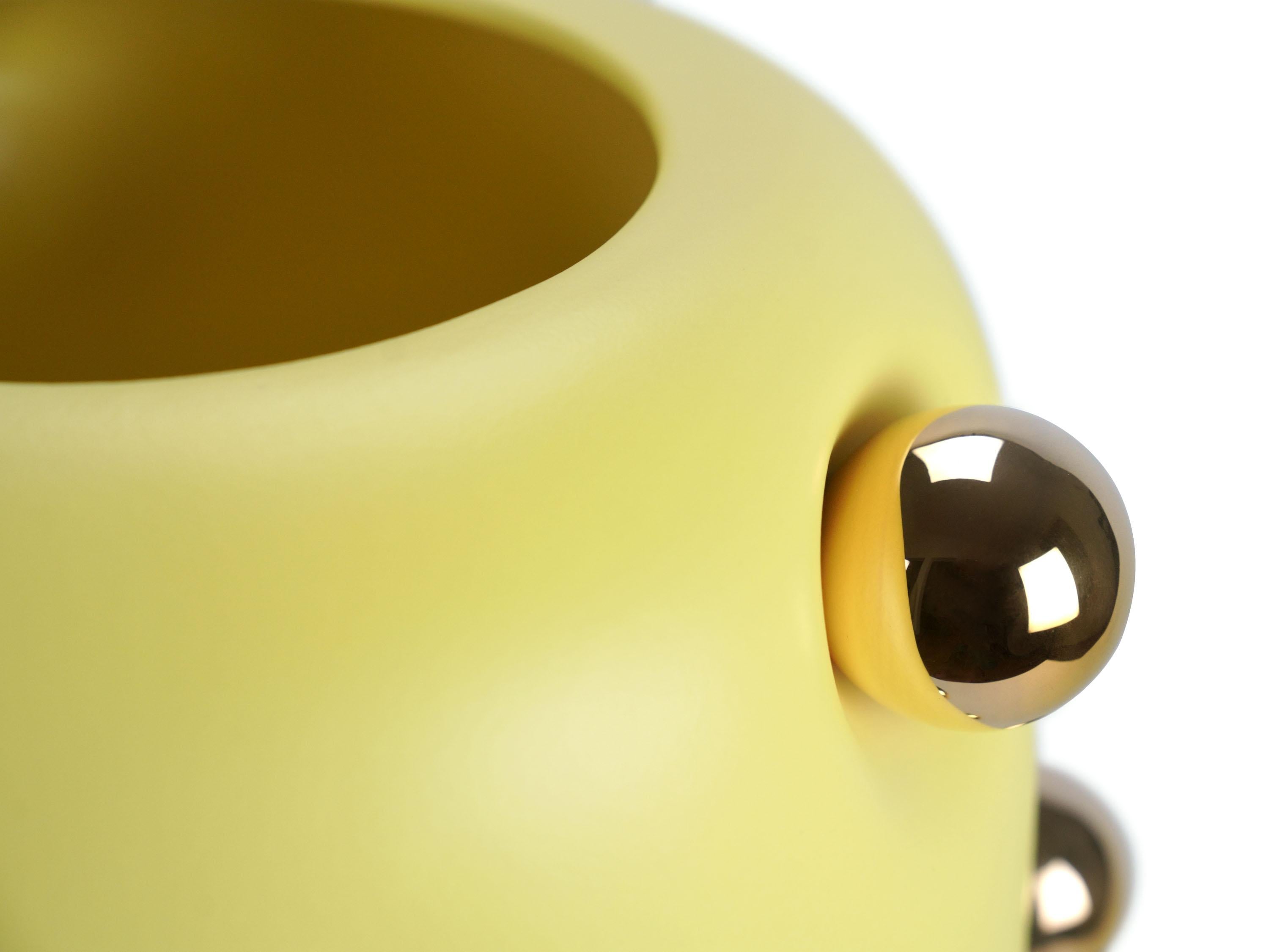 Placcato oro Vaso grande in ceramica, design moderno in giallo pastello e oro 24Kt Fatto a mano, Italia in vendita