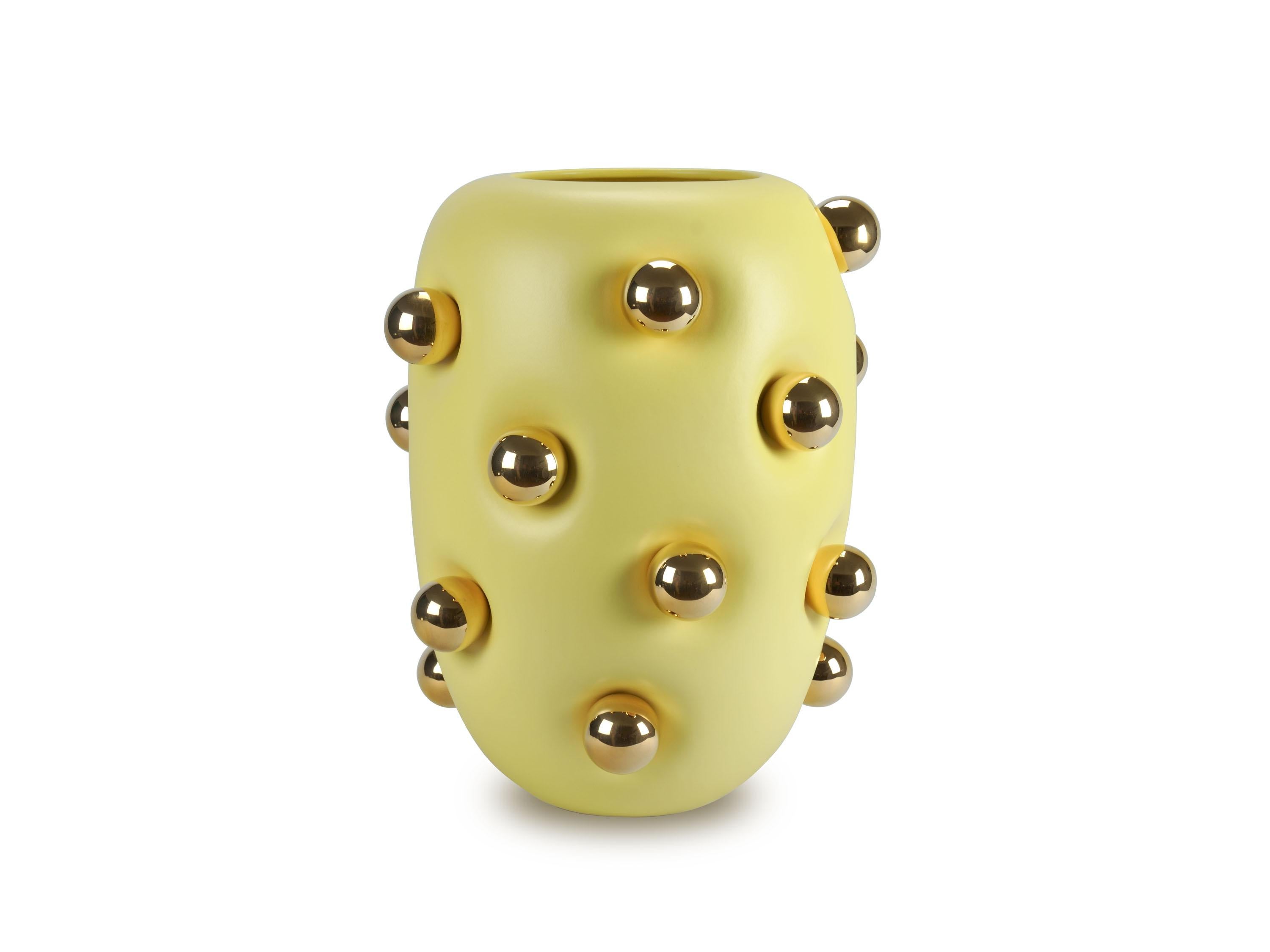 Tornito Vaso grande in ceramica, design moderno in giallo pastello e oro 24Kt Fatto a mano, Italia in vendita