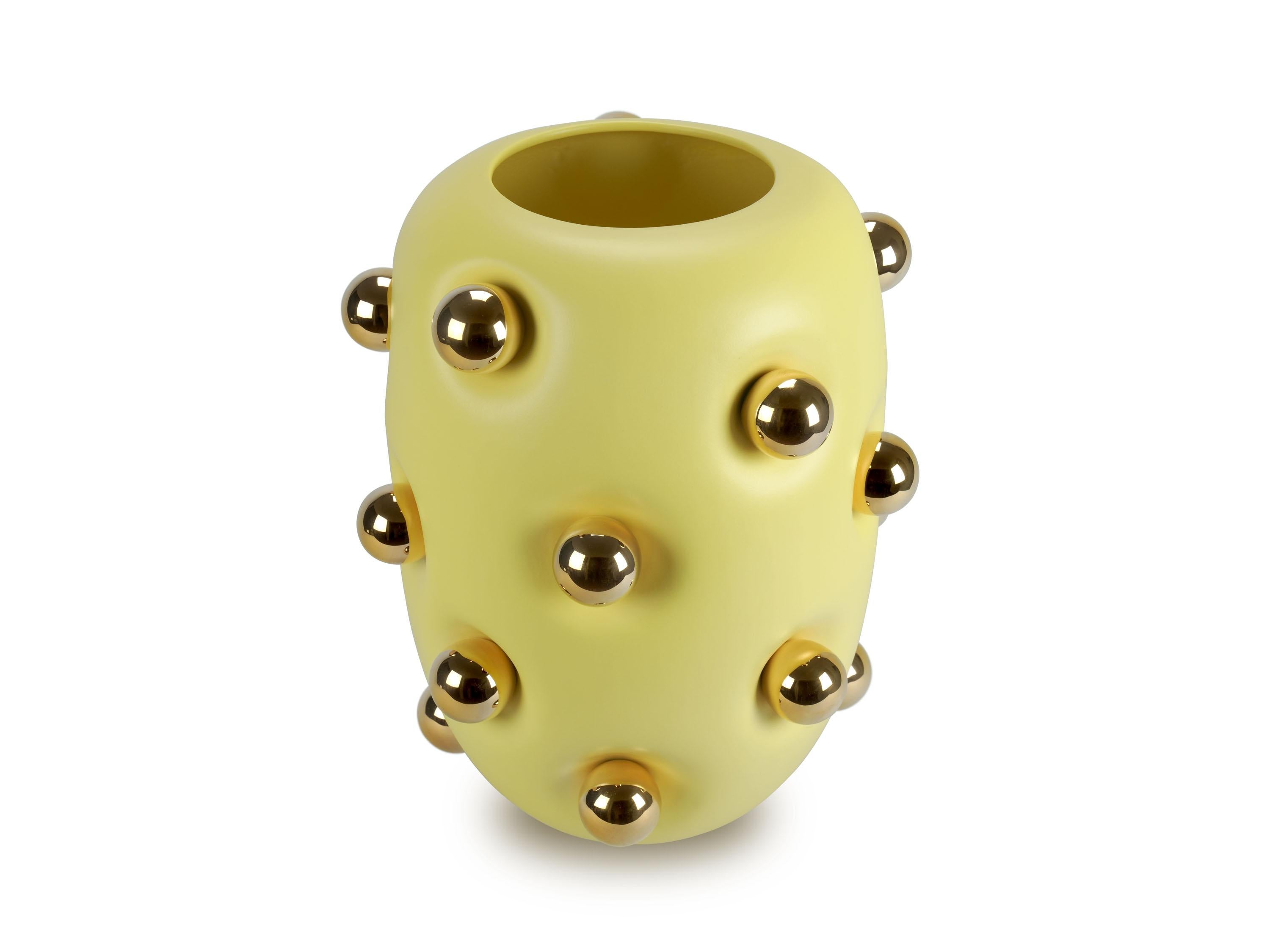Moderno Vaso grande in ceramica, design moderno in giallo pastello e oro 24Kt Fatto a mano, Italia in vendita