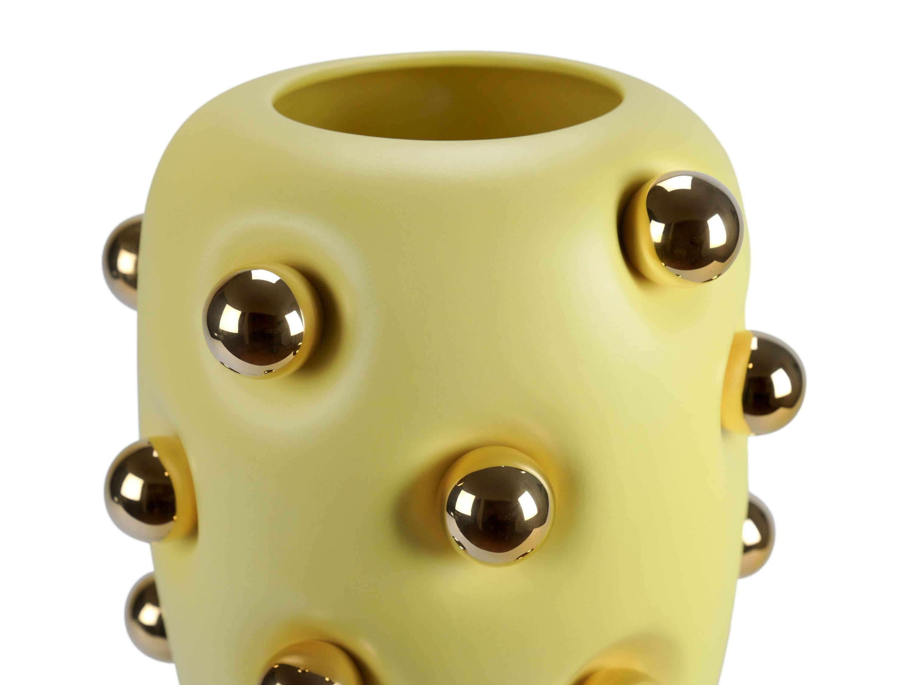 Vaso grande in ceramica, design moderno in giallo pastello e oro 24Kt Fatto a mano, Italia In condizioni Nuovo in vendita a Recanati, IT
