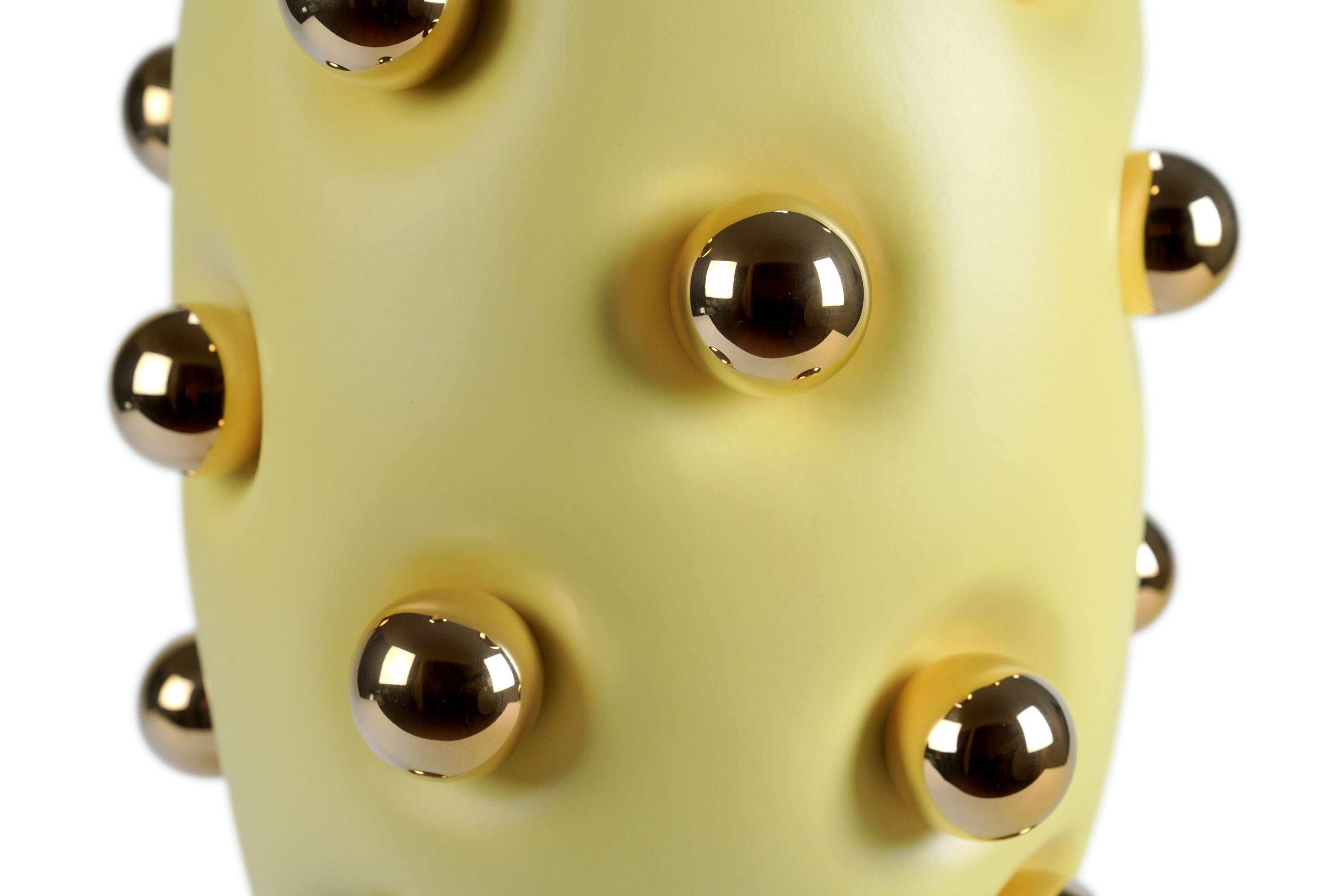XXI secolo e contemporaneo Vaso grande in ceramica, design moderno in giallo pastello e oro 24Kt Fatto a mano, Italia in vendita