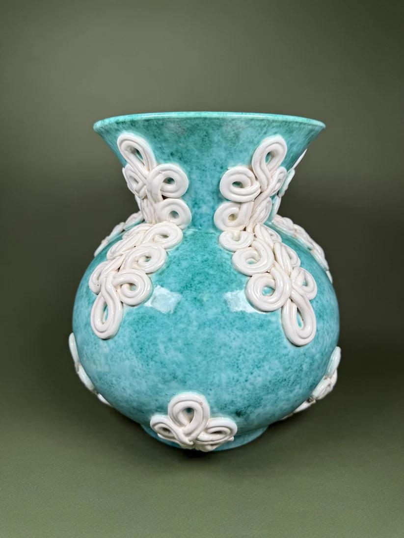 Sainte Radegonde, Francia, anni '40 circa

I materiali
Ceramica smaltata

Condizione
Condizioni vintage molto buone, in linea con l'età.

Un sorprendente vaso smaltato color turchese proveniente da Sainte Radegonde, in Francia, risalente agli anni