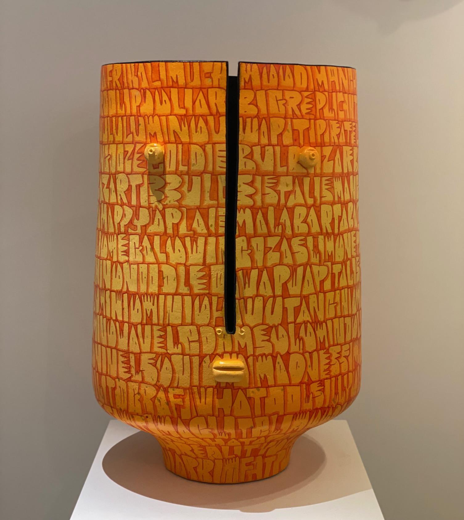 Vase décoratif/sculpture en argile, réalisé à la main par les céramistes français Dalo en collaboration avec l'artiste de rue français Cumbone.
Faïence façonnée à décor de technique mixte 
