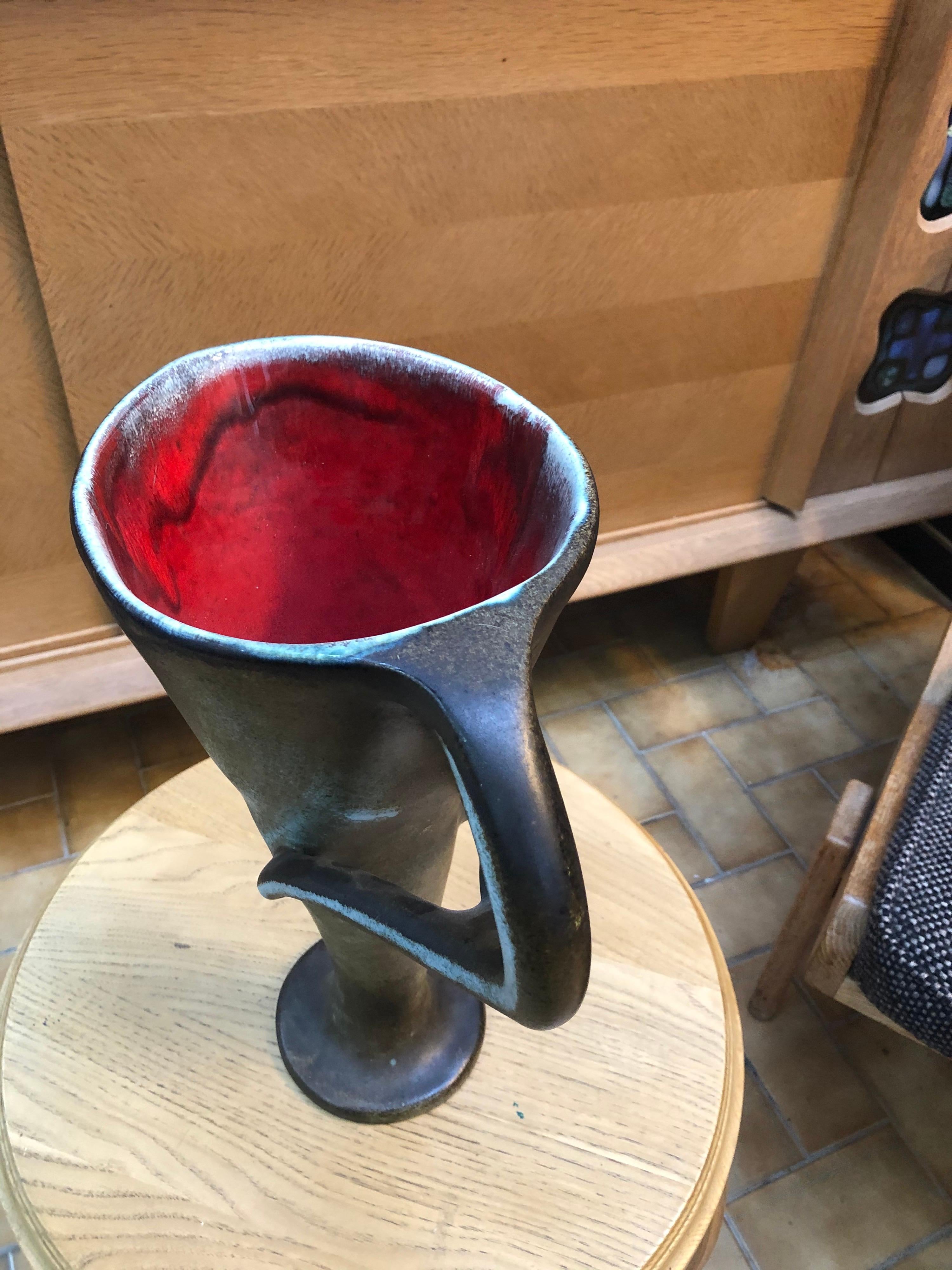 Un grand pichet en céramique vase vert rouge à l'intérieur par Accolay.