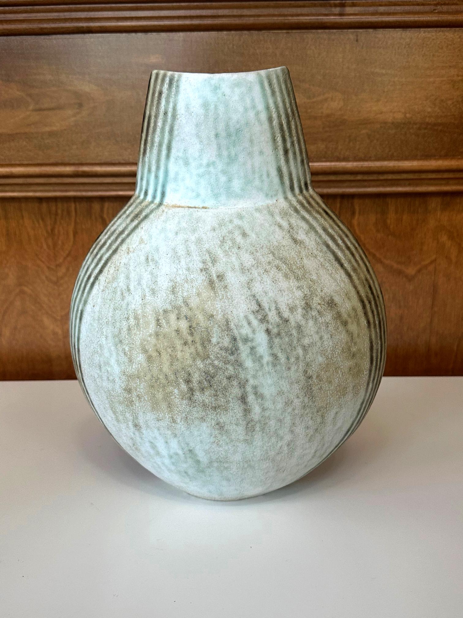 Ein großes Steingutgefäß mit ausgeprägter Form des britischen Studio-Töpfers John Ward (1938-2023) aus dem letzten Viertel des 20. Jahrhunderts. Die Form der Vase, wie sie im Repertoire des Künstlers vorkommt, kann aufgrund ihrer einzigartigen Form