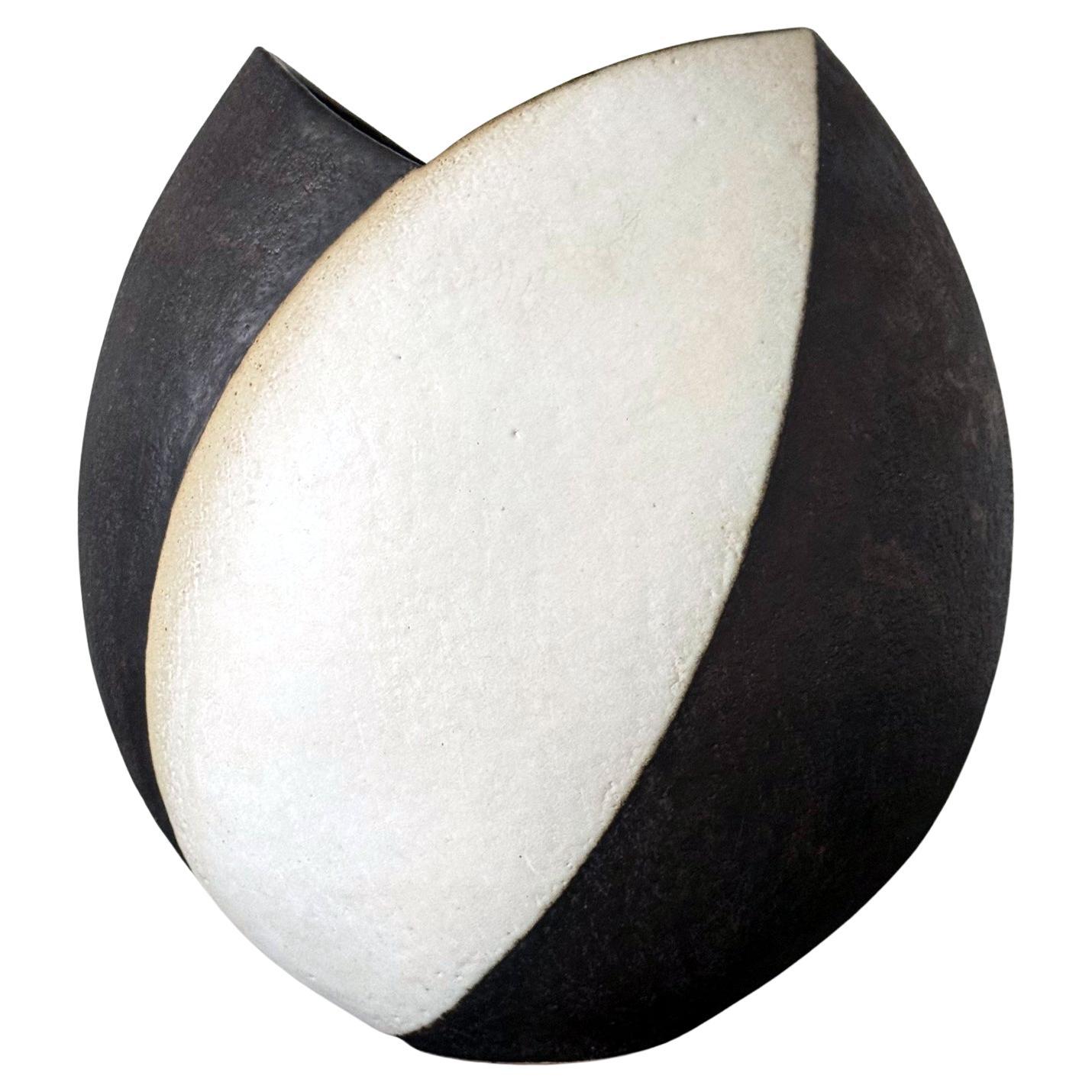 Vaso grande in ceramica con smalto bianco e nero di John Ward in vendita