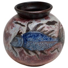 Gran jarrón de cerámica con decoración de peces, Bélgica, hacia la década de 1930