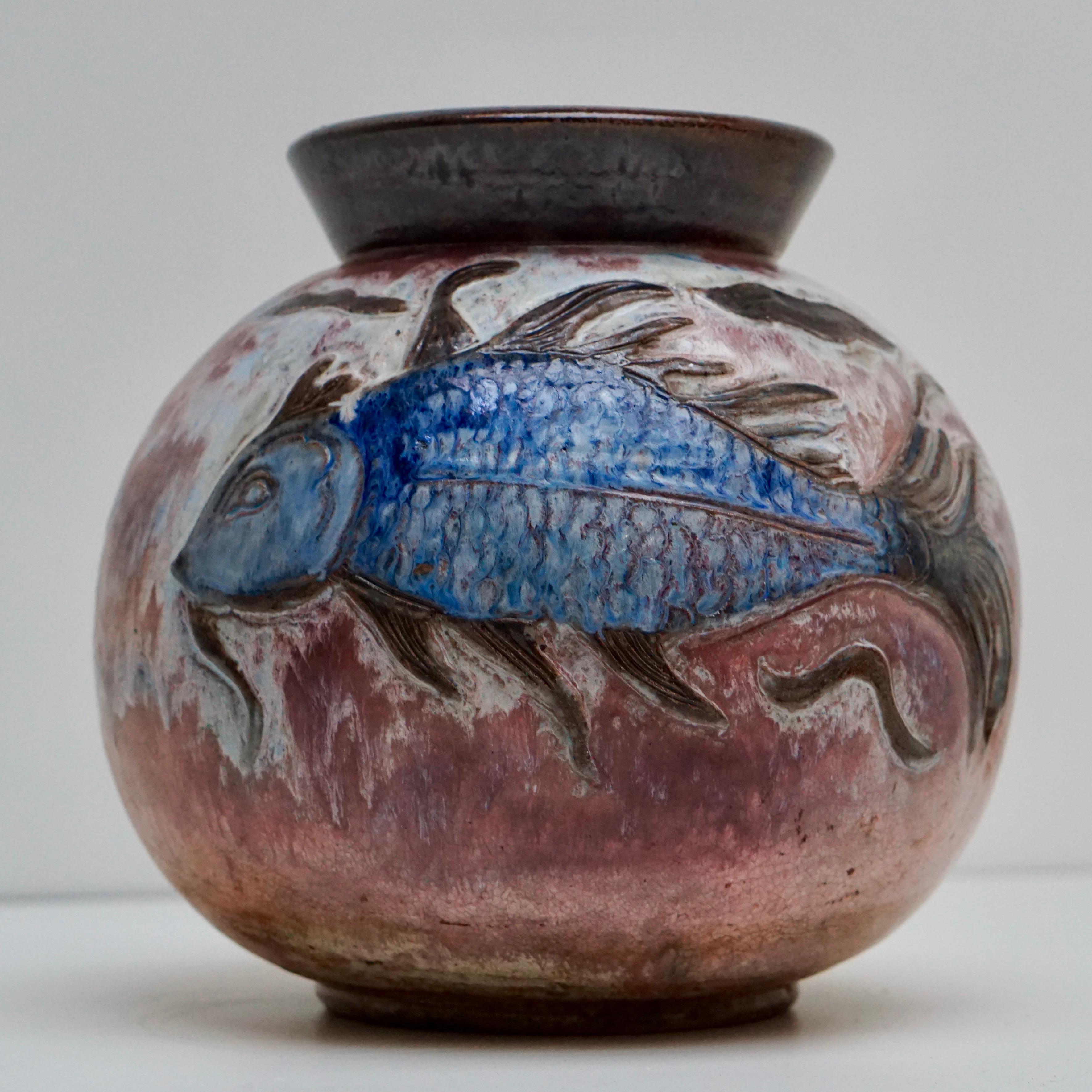Vase of large proportions, decorated with a colorful fish.
Planter, vessel, urn, cachepot.
Measures: 
Diameter 32 cm.
Height 32 cm.