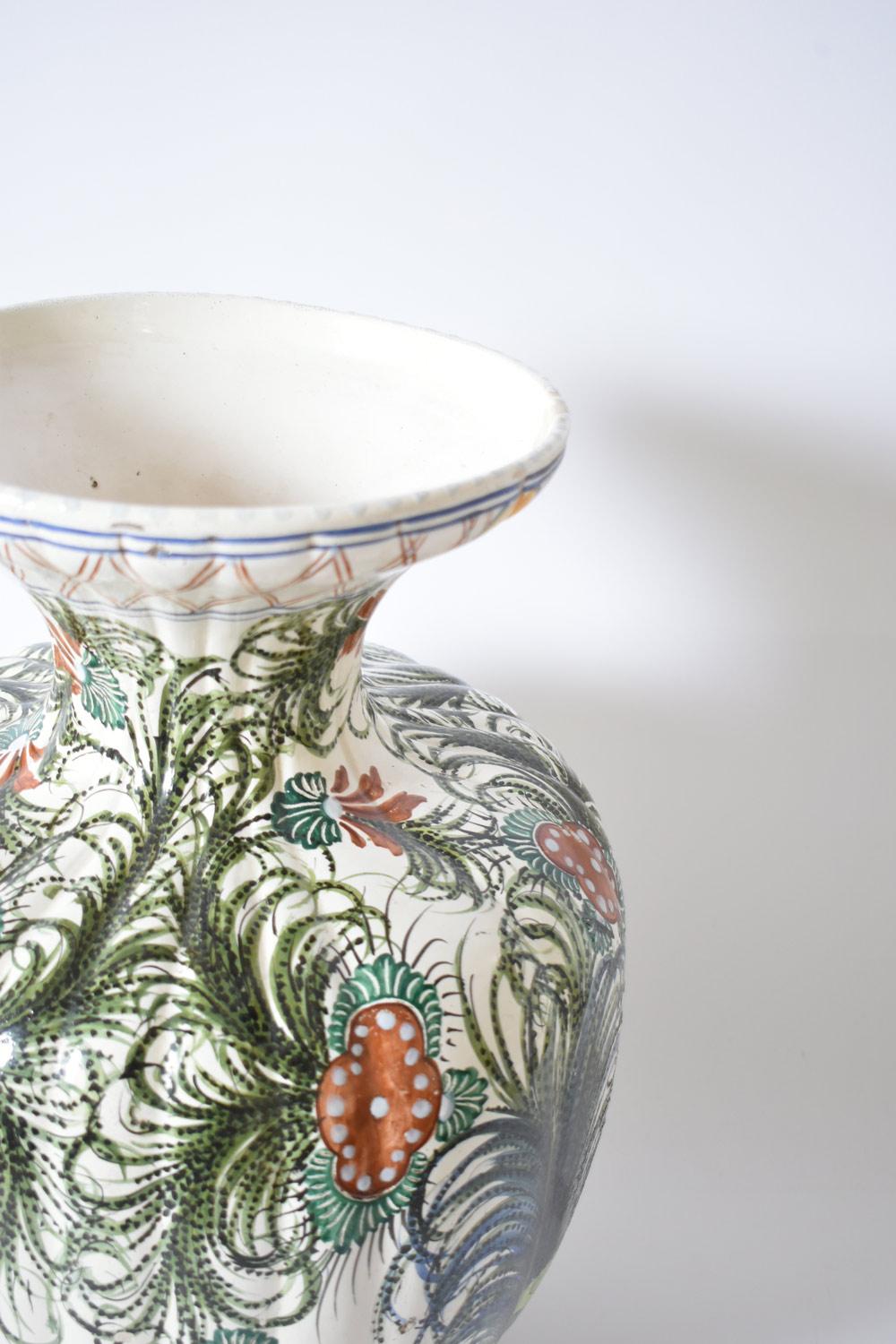 Große Balustervase aus Steingut mit rotierendem polychromem Dekor von exotischen Vögeln inmitten üppiger Vegetation. Italien, 1960er Jahre