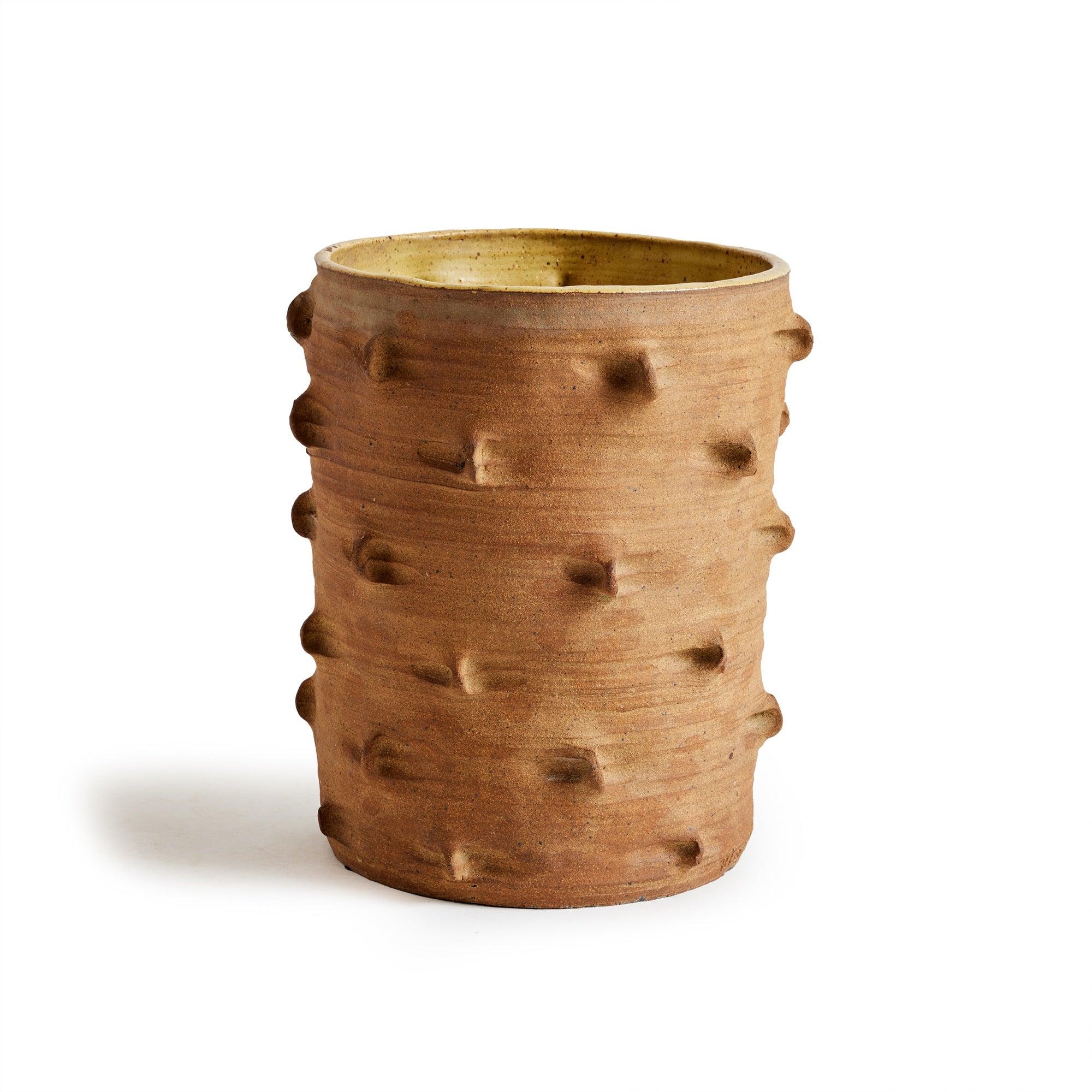 Un grande vaso in ceramica strutturata.
