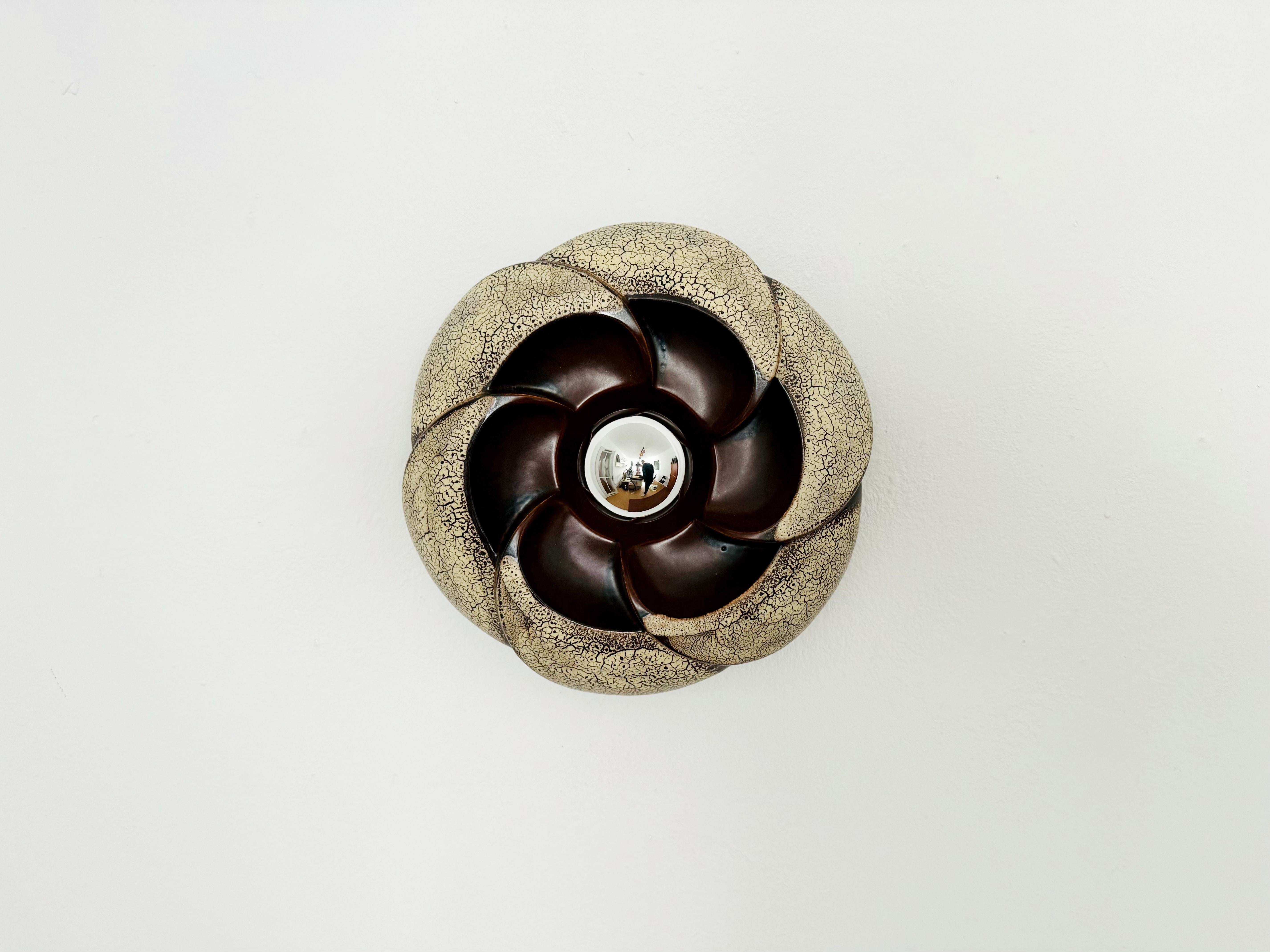 Lampada in ceramica molto bella degli anni '1960.
Design e lavorazione meravigliosi.
La lampada con lo smalto dipinto a mano e la struttura speciale è un vero e proprio richiamo visivo.
Si crea una luce particolarmente