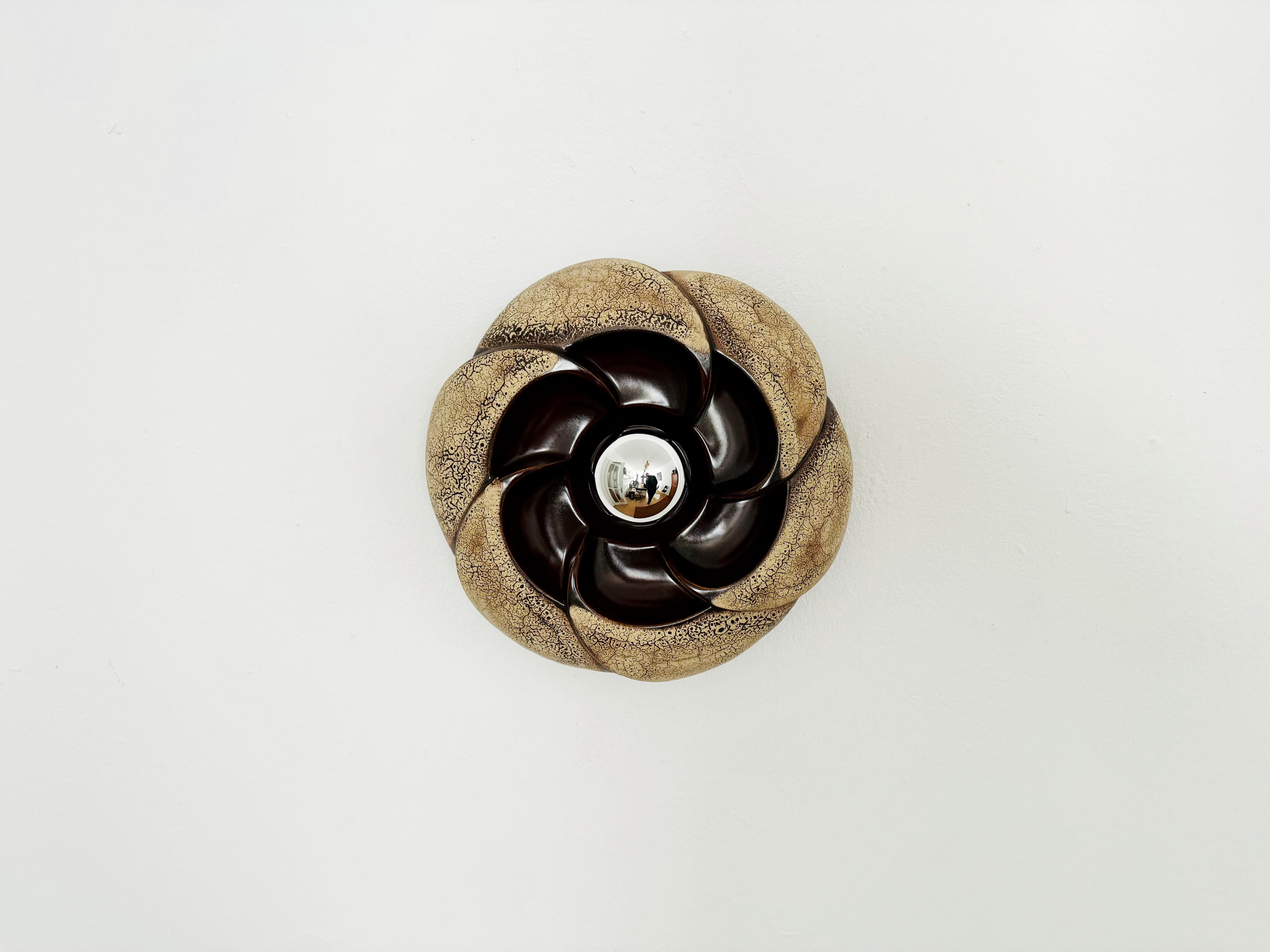 Très belle lampe en céramique des années 1960.
Merveilleuse conception et exécution.
La lampe, avec son émail peint à la main et sa structure spéciale, attire tous les regards.
Une lumière particulièrement belle est créée.

Condit :

Très bon état