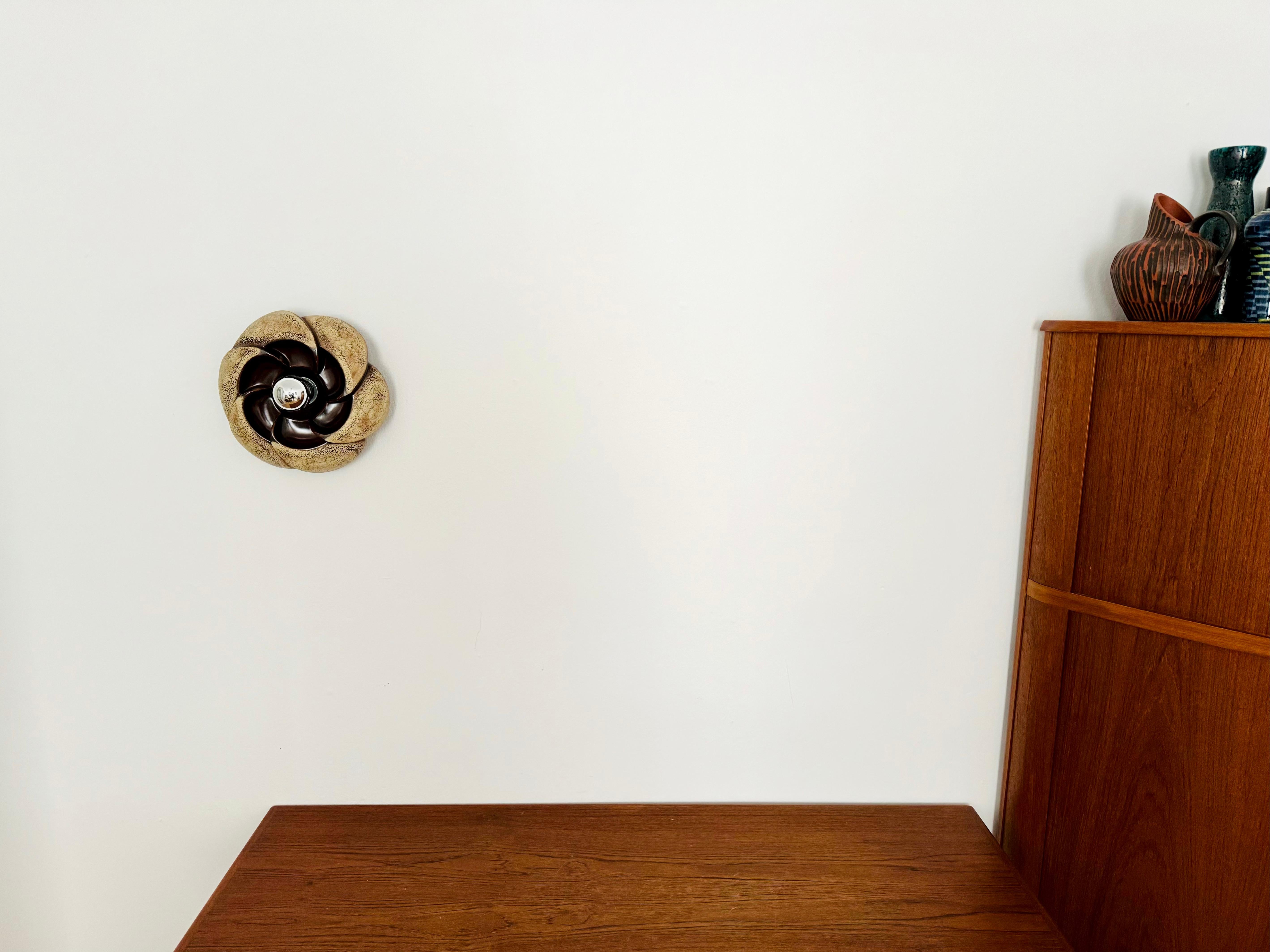 Milieu du XXe siècle Grande lampe murale en céramique en vente