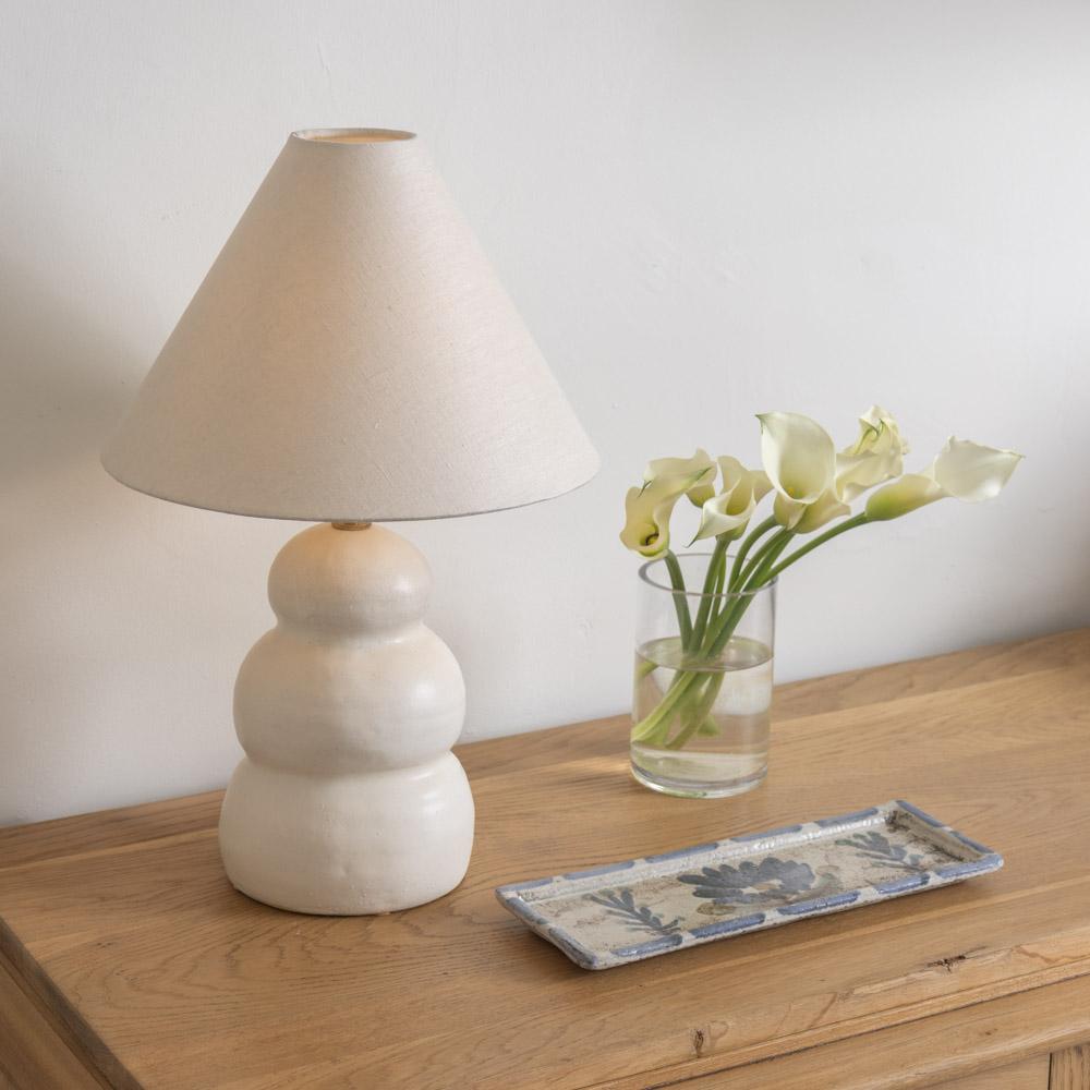 Espagnol Grande lampe à vagues en céramique, abat-jour en lin en vente