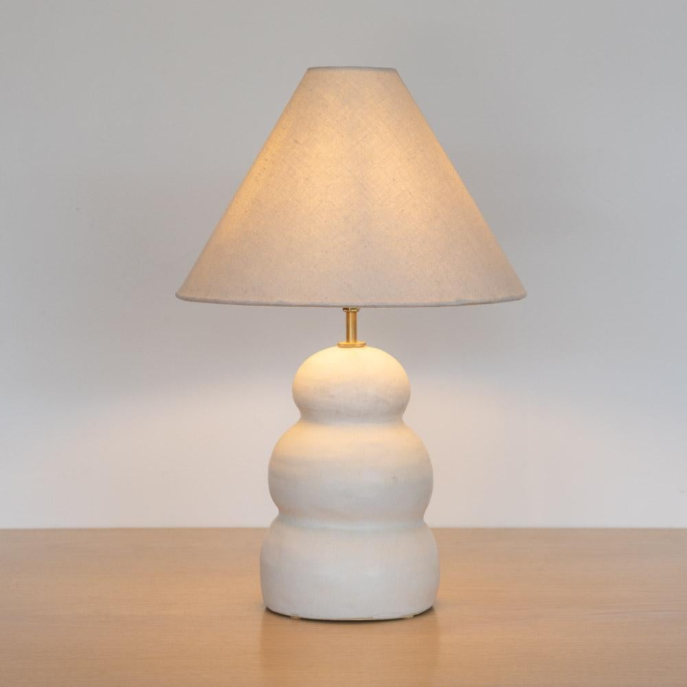 Fait main Grande lampe à vagues en céramique, abat-jour en lin en vente