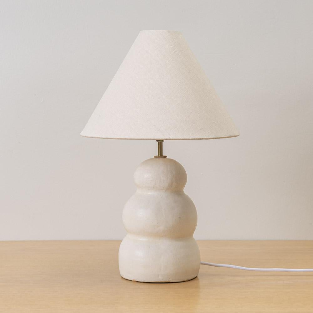 Grande lampe à vagues en céramique, abat-jour en lin Neuf - En vente à Los Angeles, CA
