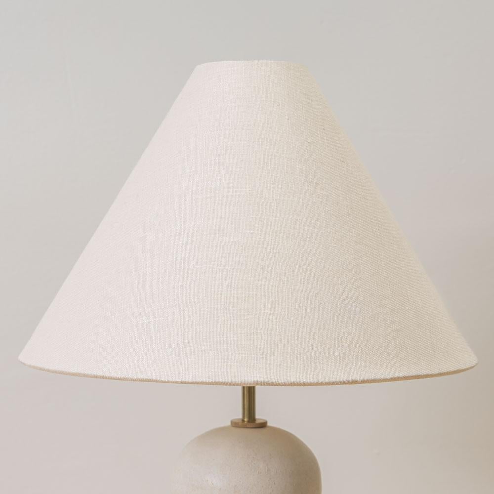 Grande lampe à vagues en céramique, abat-jour en lin en vente 2