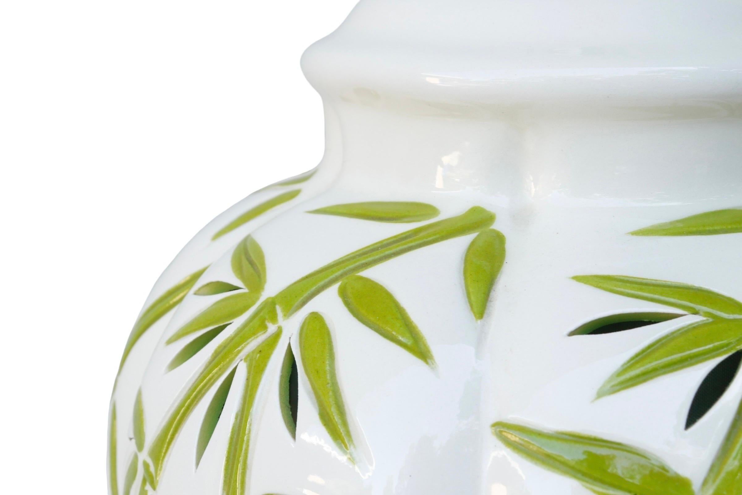 Américain Grande lampe de table en céramique bambou blanc et vert en vente