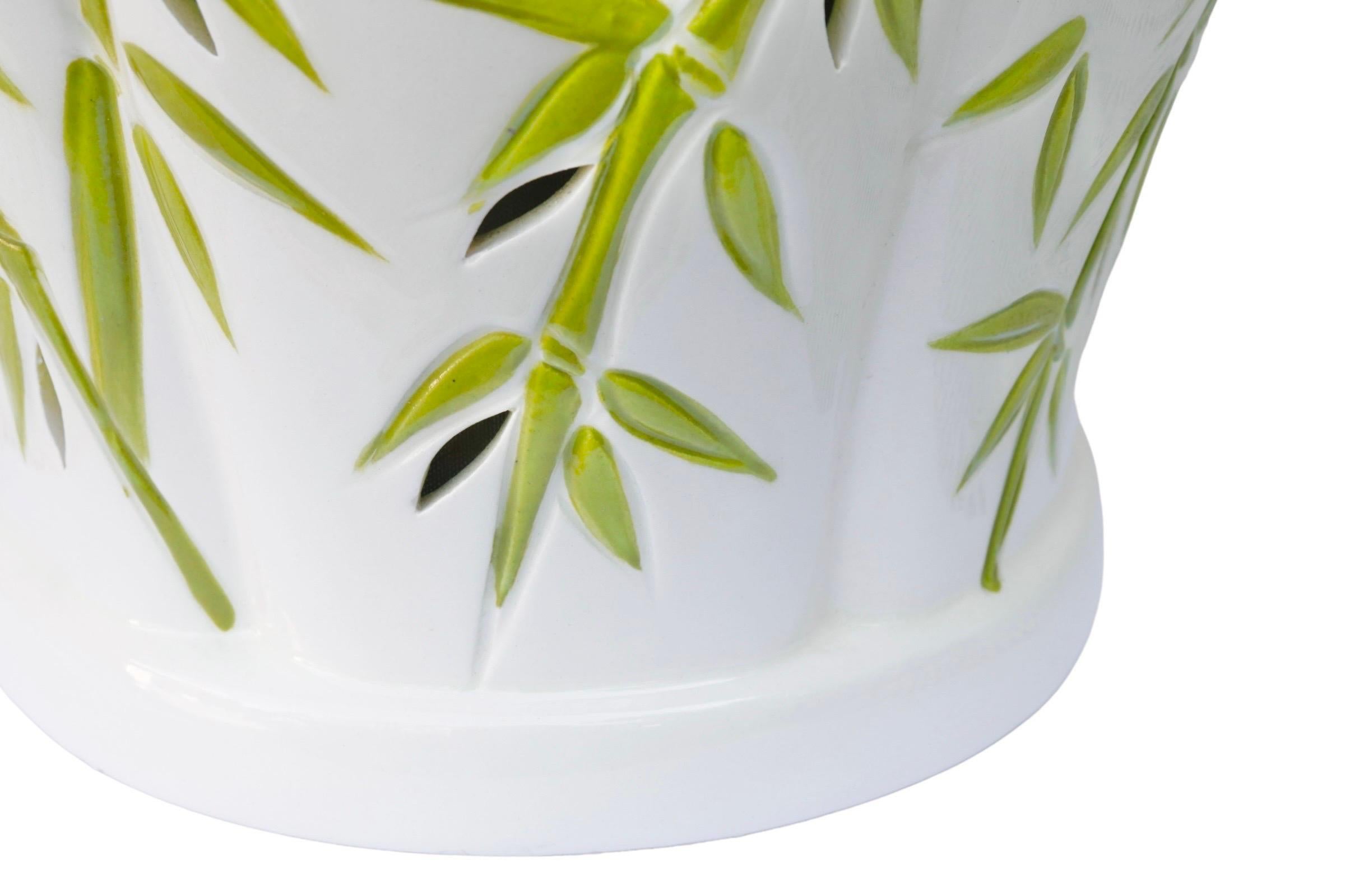 Grande lampe de table en céramique bambou blanc et vert Bon état - En vente à Bradenton, FL