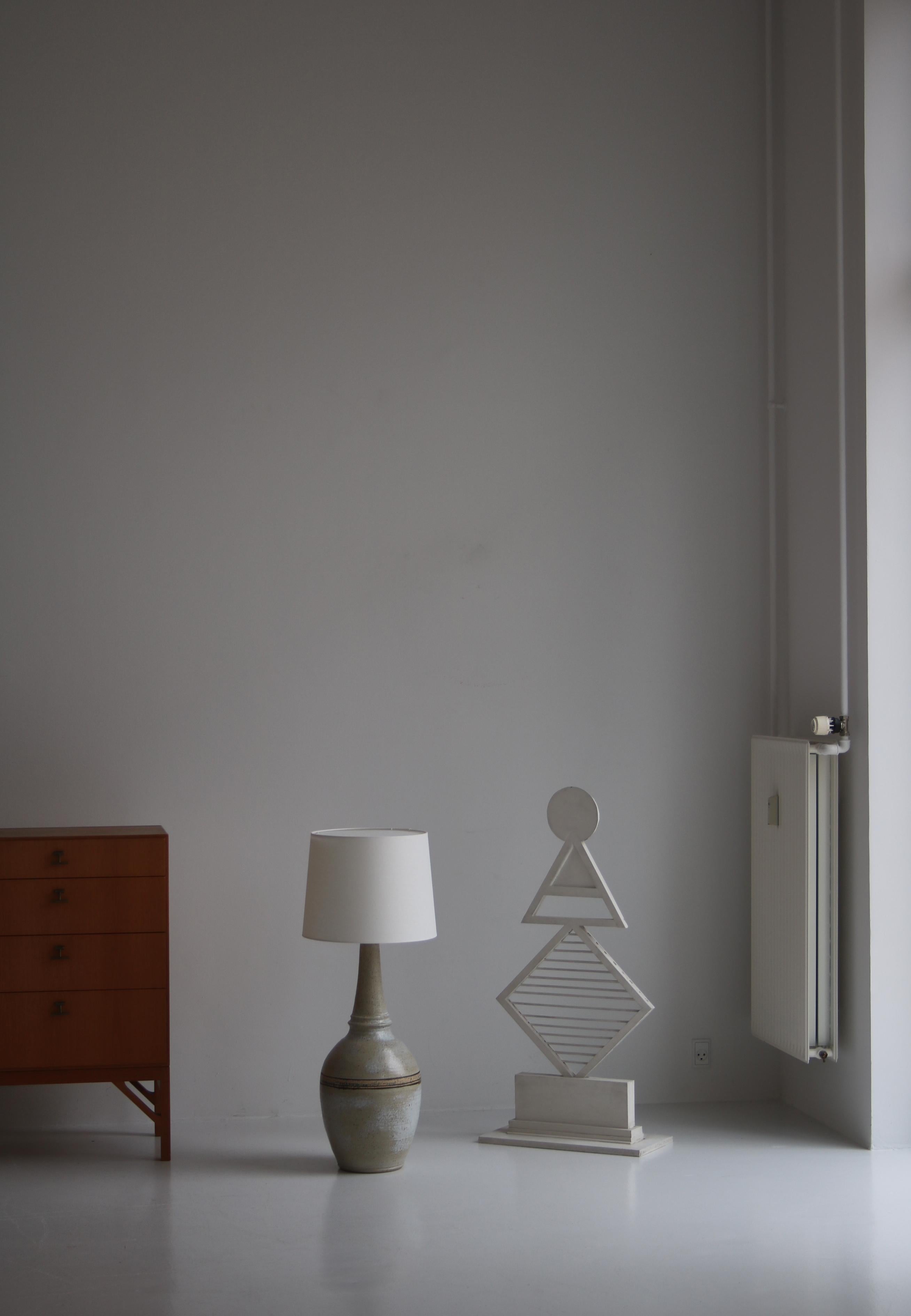 Große Stehlampe aus Keramik, handgefertigt in der Keramikwerkstatt Løvemose in Dänemark in den 1960er Jahren. Der Sockel ist aus Steingut mit einer wunderschönen grau gesprenkelten Glasur gefertigt. 
Løvemose war eine Töpferei in der Stadt Kædeby