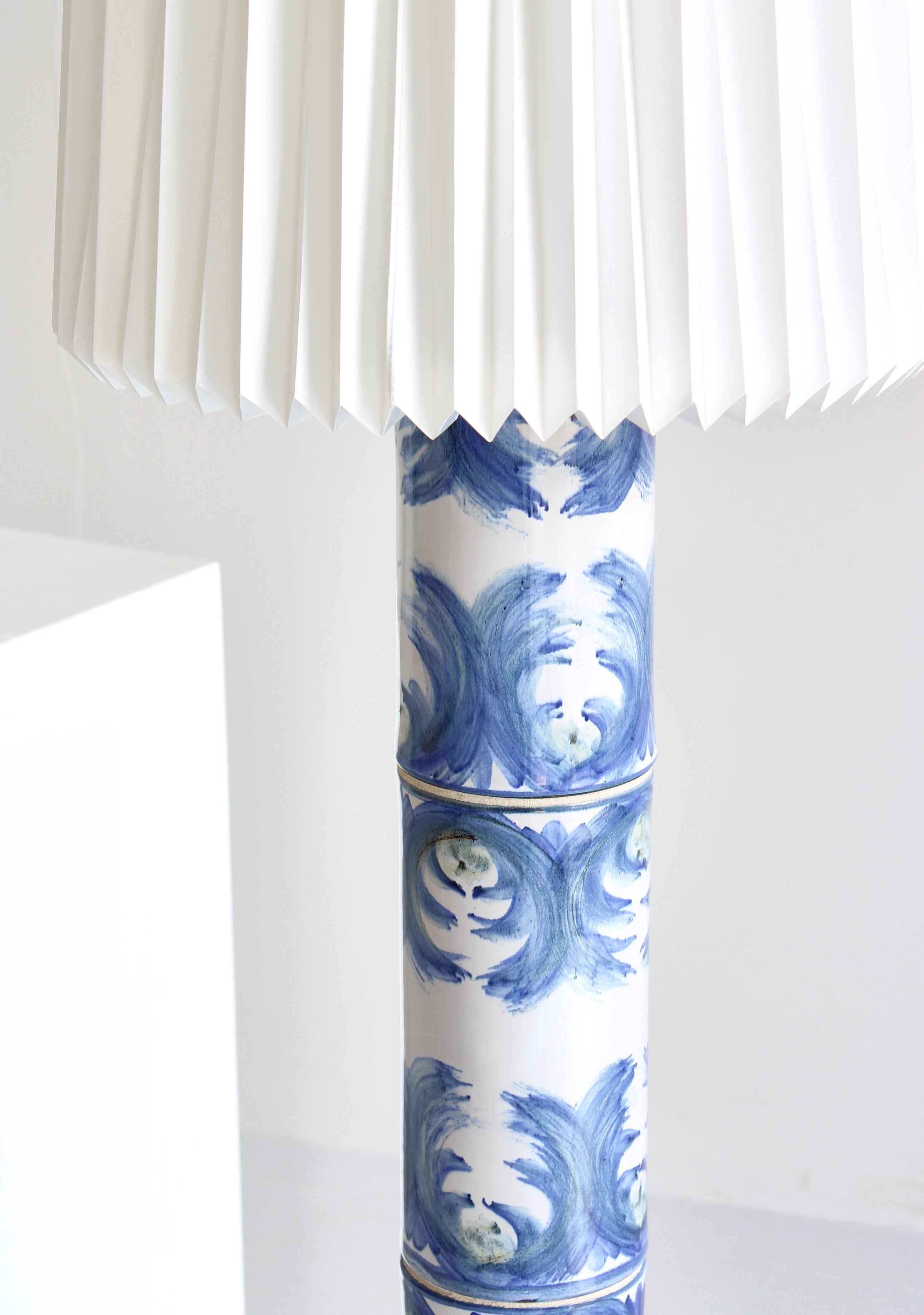 Milieu du XXe siècle Grand lampadaire en céramique décoré à la main par Viggo Kyhn, Danemark, années 1960 en vente