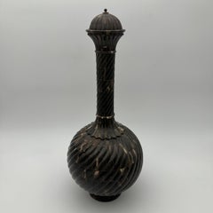 Grande bouteille de cérémonie en placage de corne torsadée et laiton, années 1980